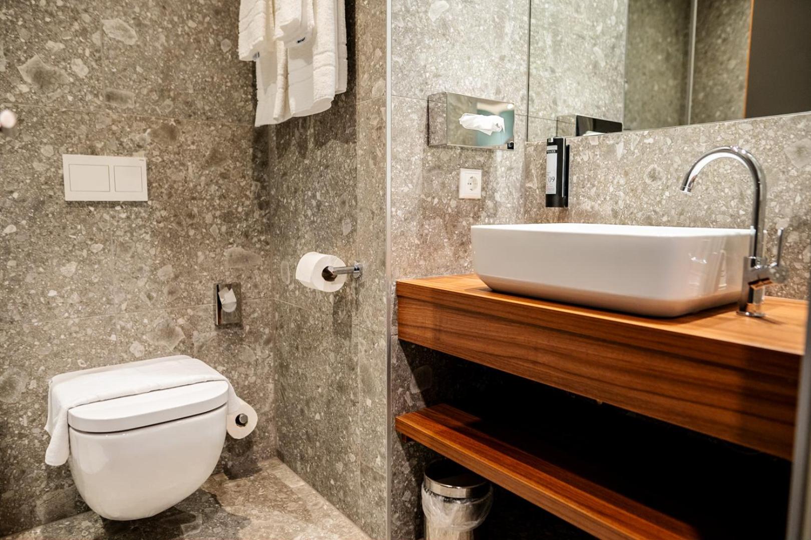 Deluxe Junior Suite - Photo 12