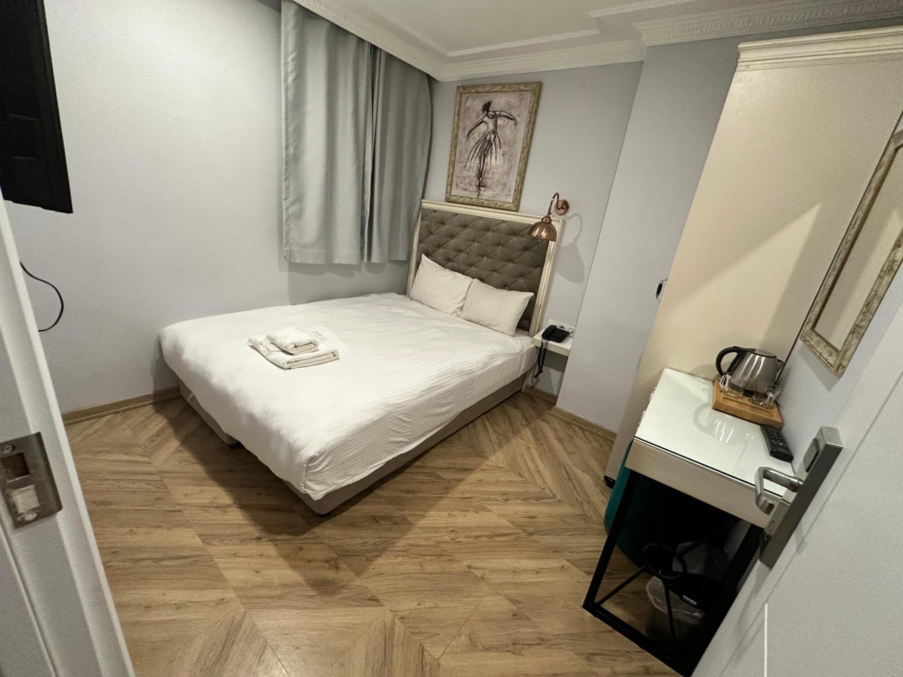 Small Single Room with No View photo 1