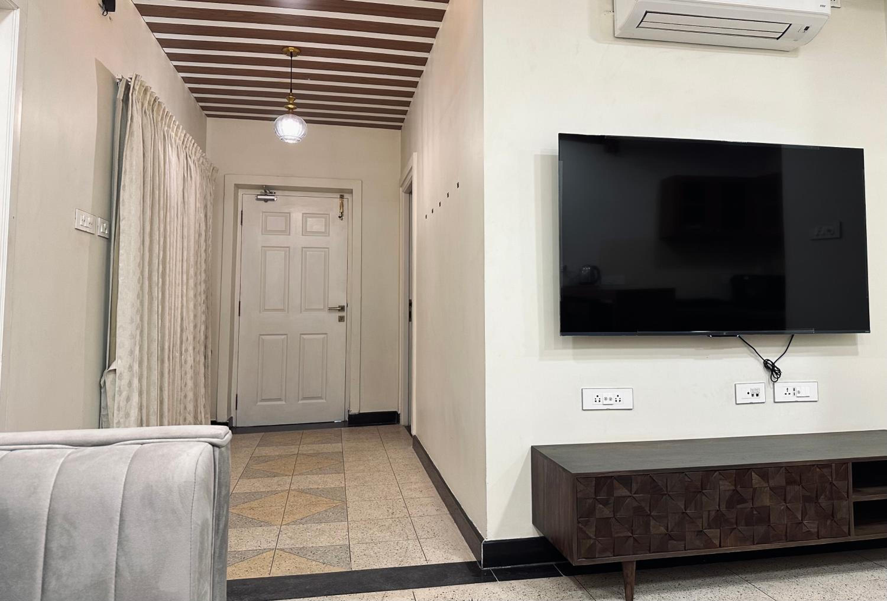Junior Suite with Balcony - Photo 5