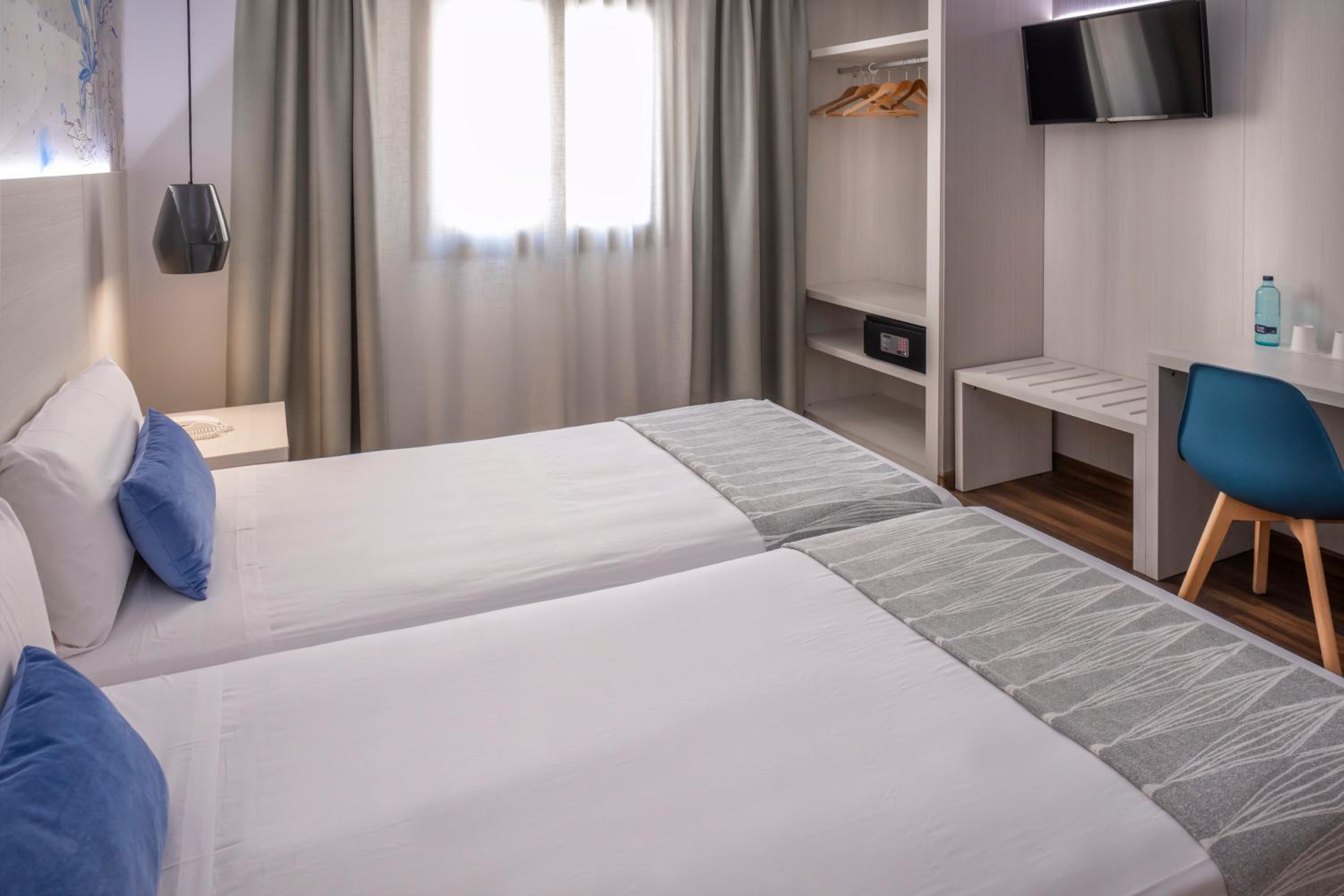 Superior Double or Twin Room photo 3