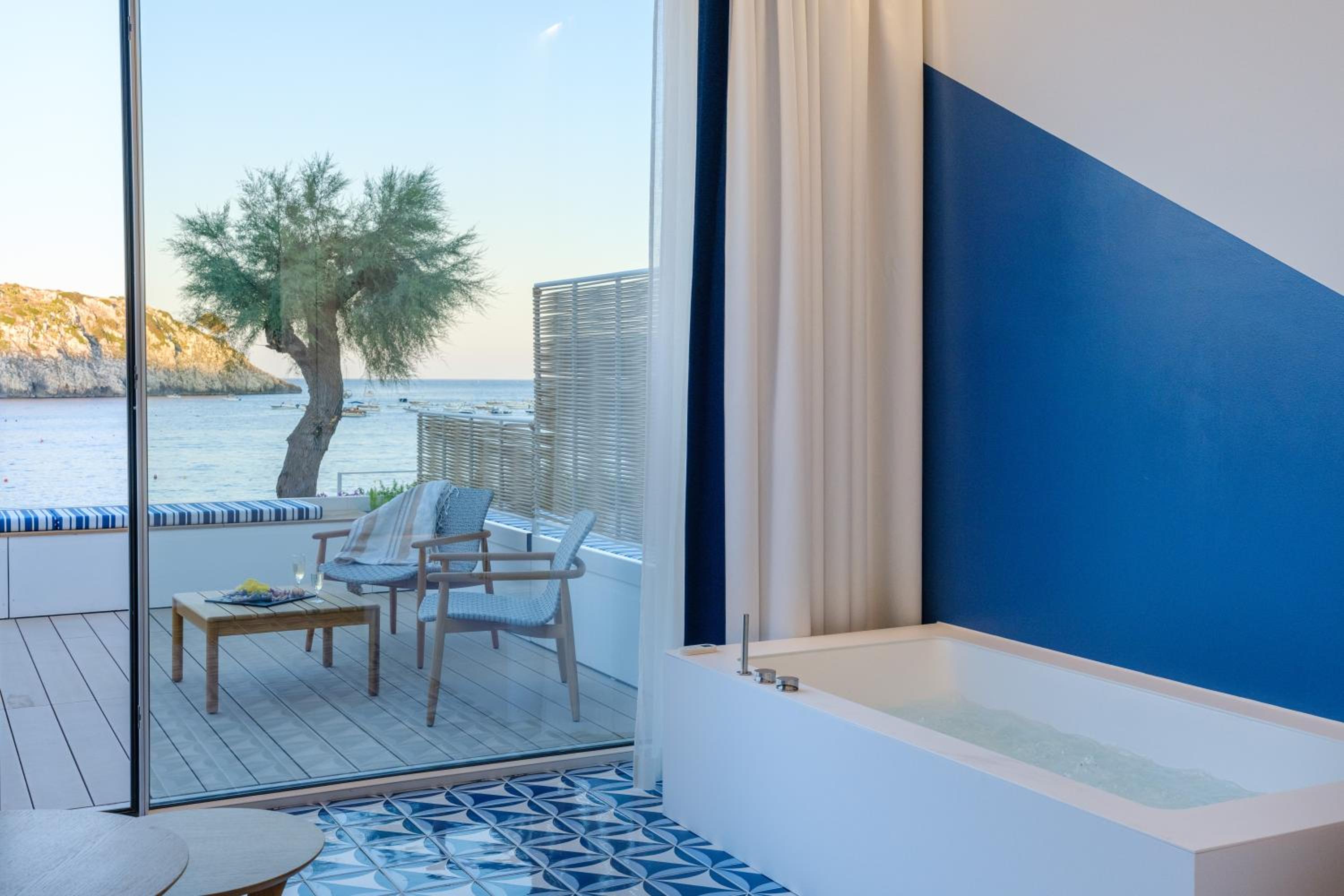 Suite with Hot Tub photo 3