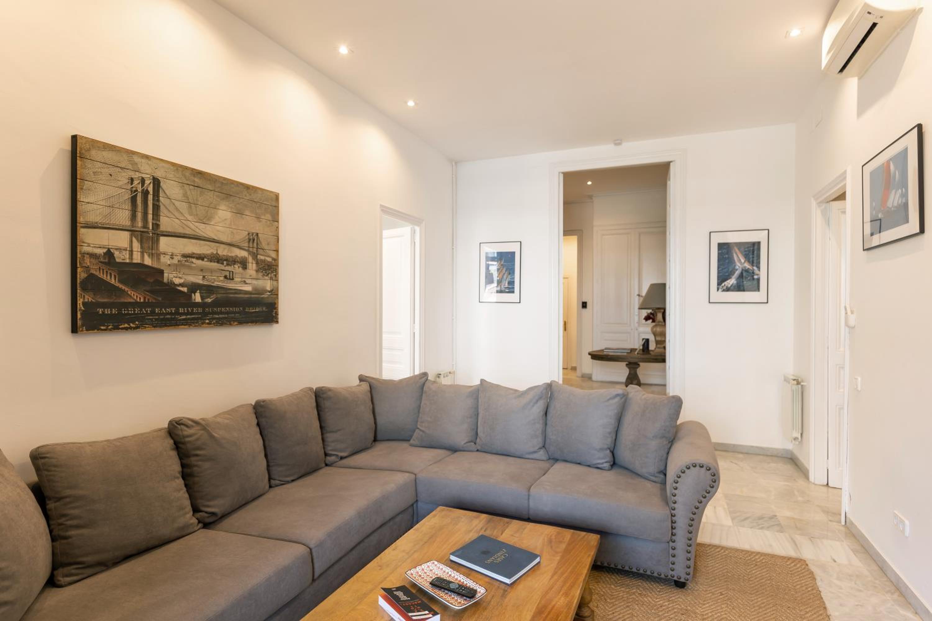 Splendid Three-Bedroom Apartment with Terrace photo 2