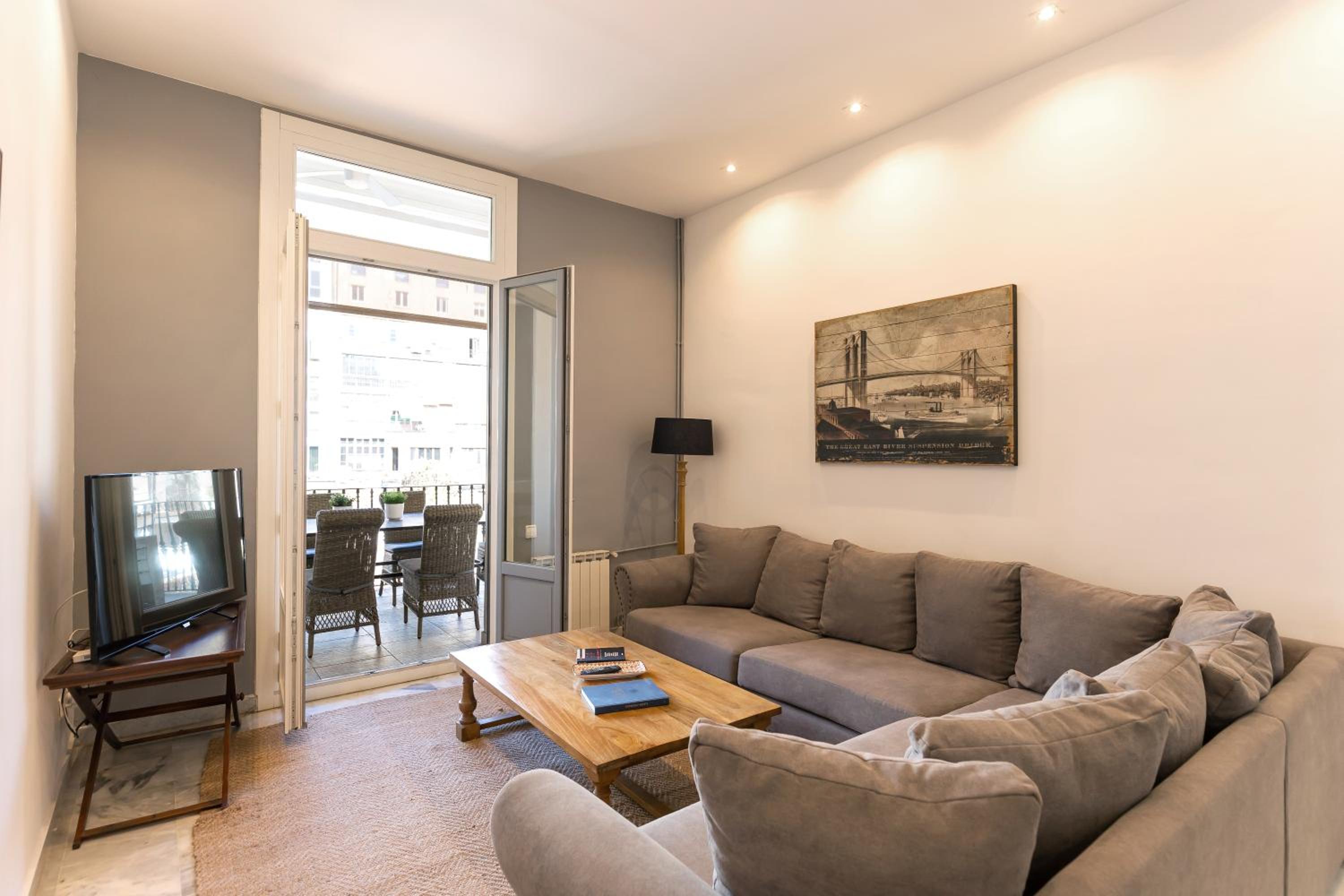 Splendid Three-Bedroom Apartment with Terrace photo 3