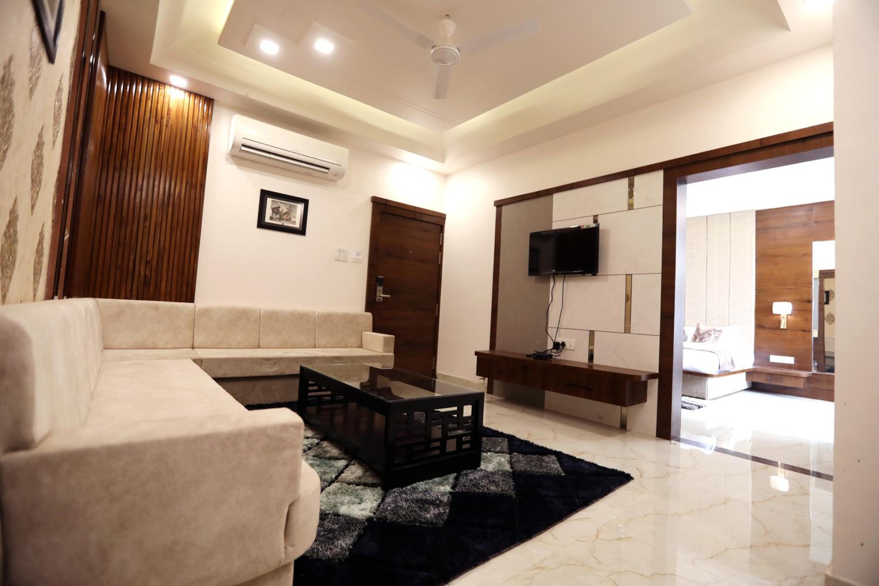 Deluxe King Room photo 2
