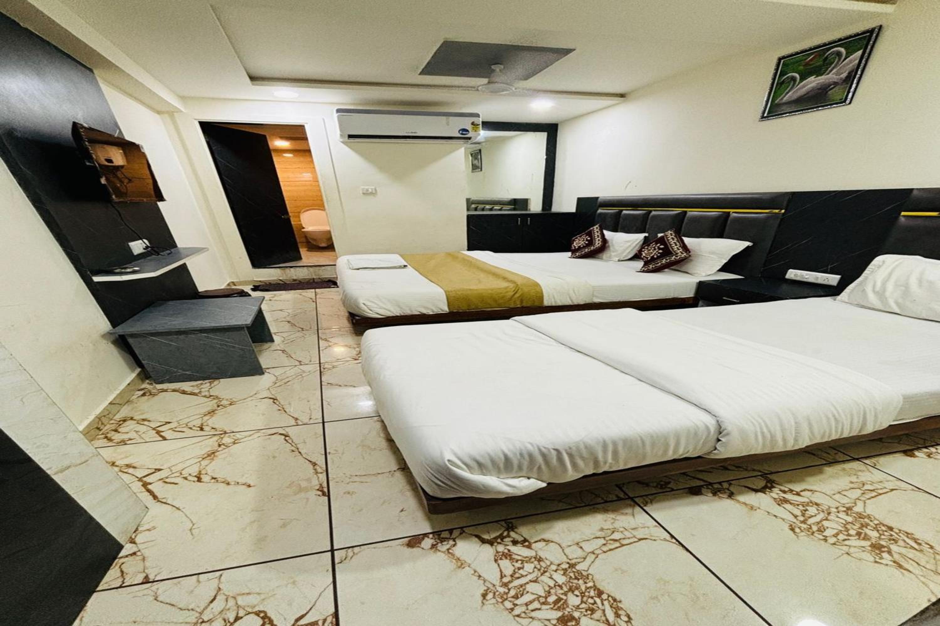 Deluxe Triple Room - Photo 11