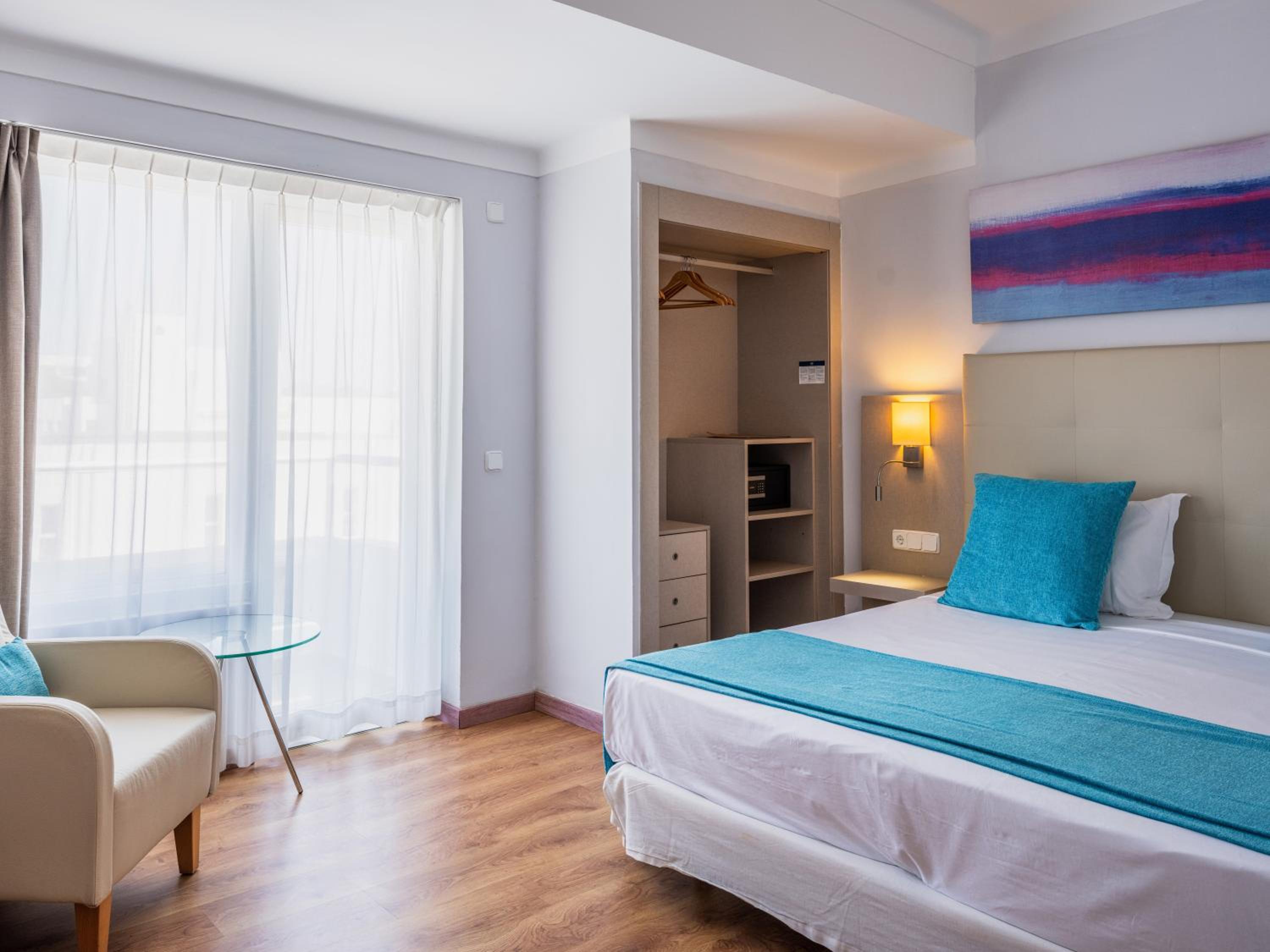 Habitación Doble Estándar con Vista a la Piscina (2 Adultos)