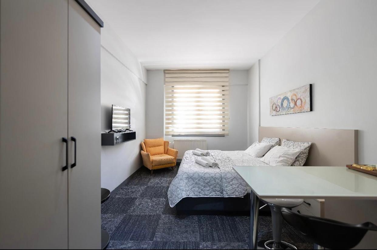 One-Bedroom Apartment photo 2
