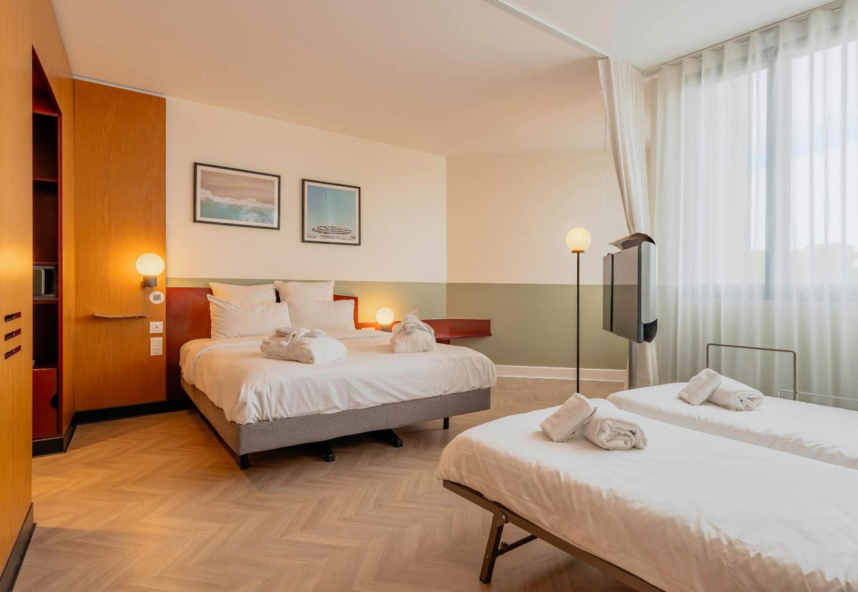 Executive Suite with 1 Queen Bed and 2 Single Beds  - Photo 1