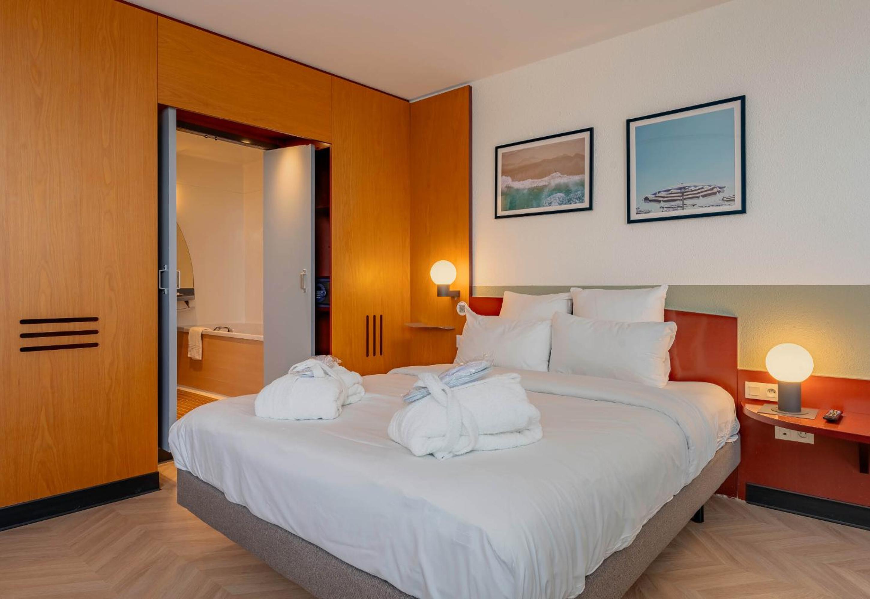 Executive Suite with 1 Queen Bed and 2 Single Beds  - Photo 3