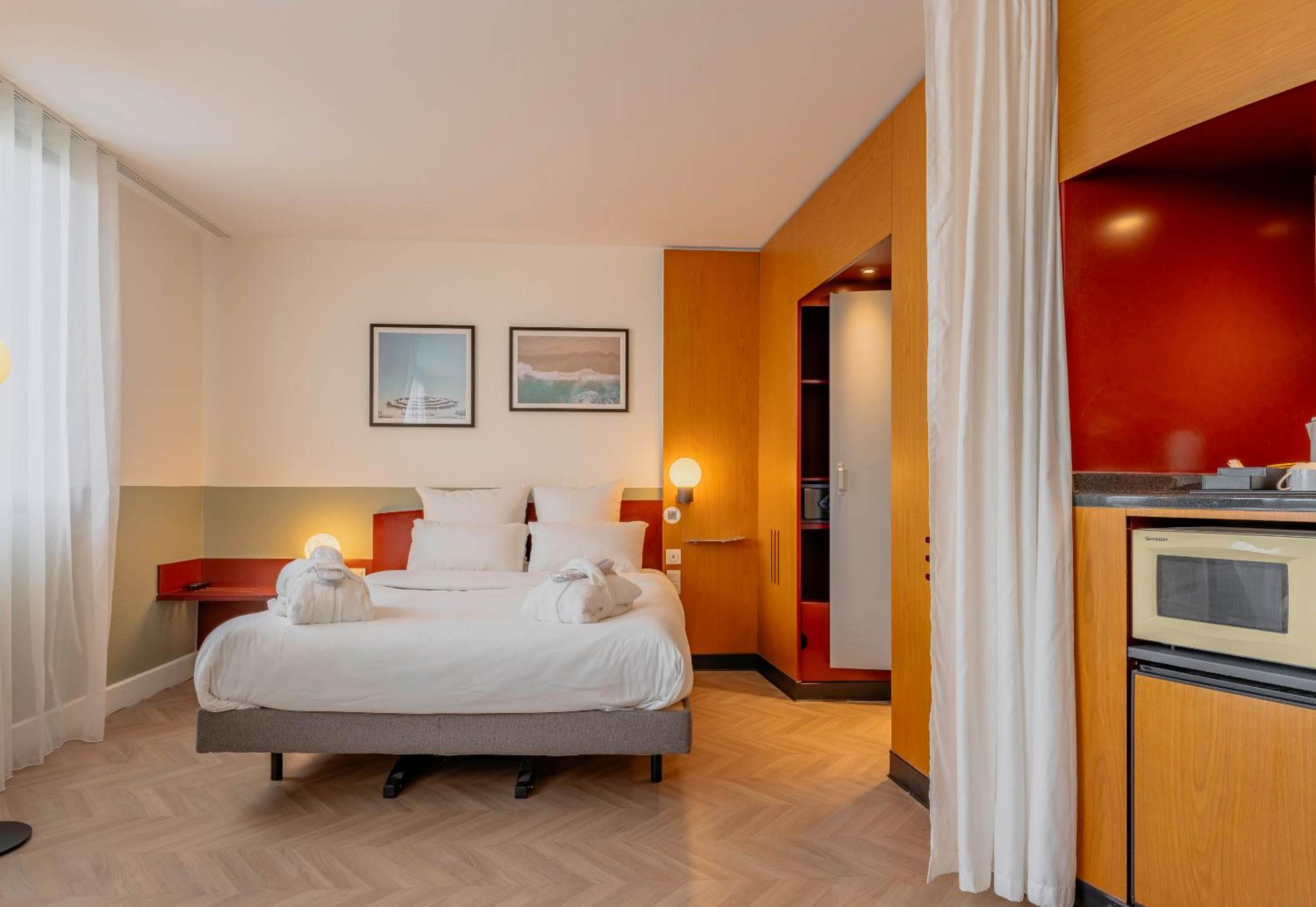Executive Suite with 1 Queen Bed and 2 Single Beds  - Photo 4