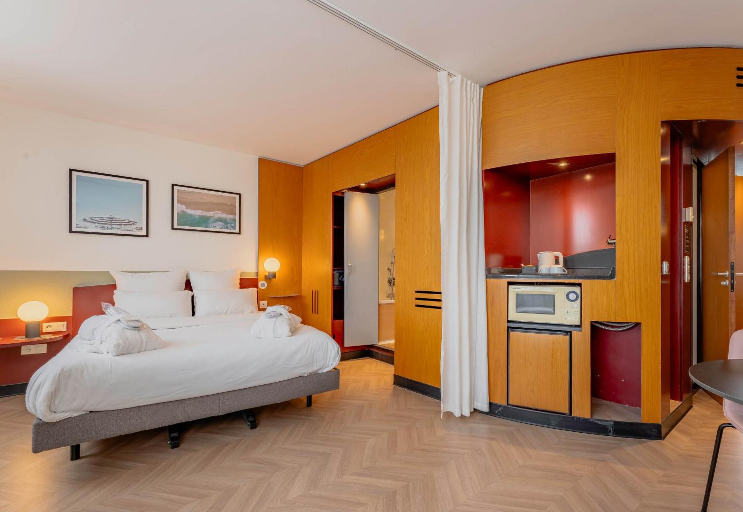Executive Suite with 1 Queen Bed and 2 Single Beds  - Photo 5