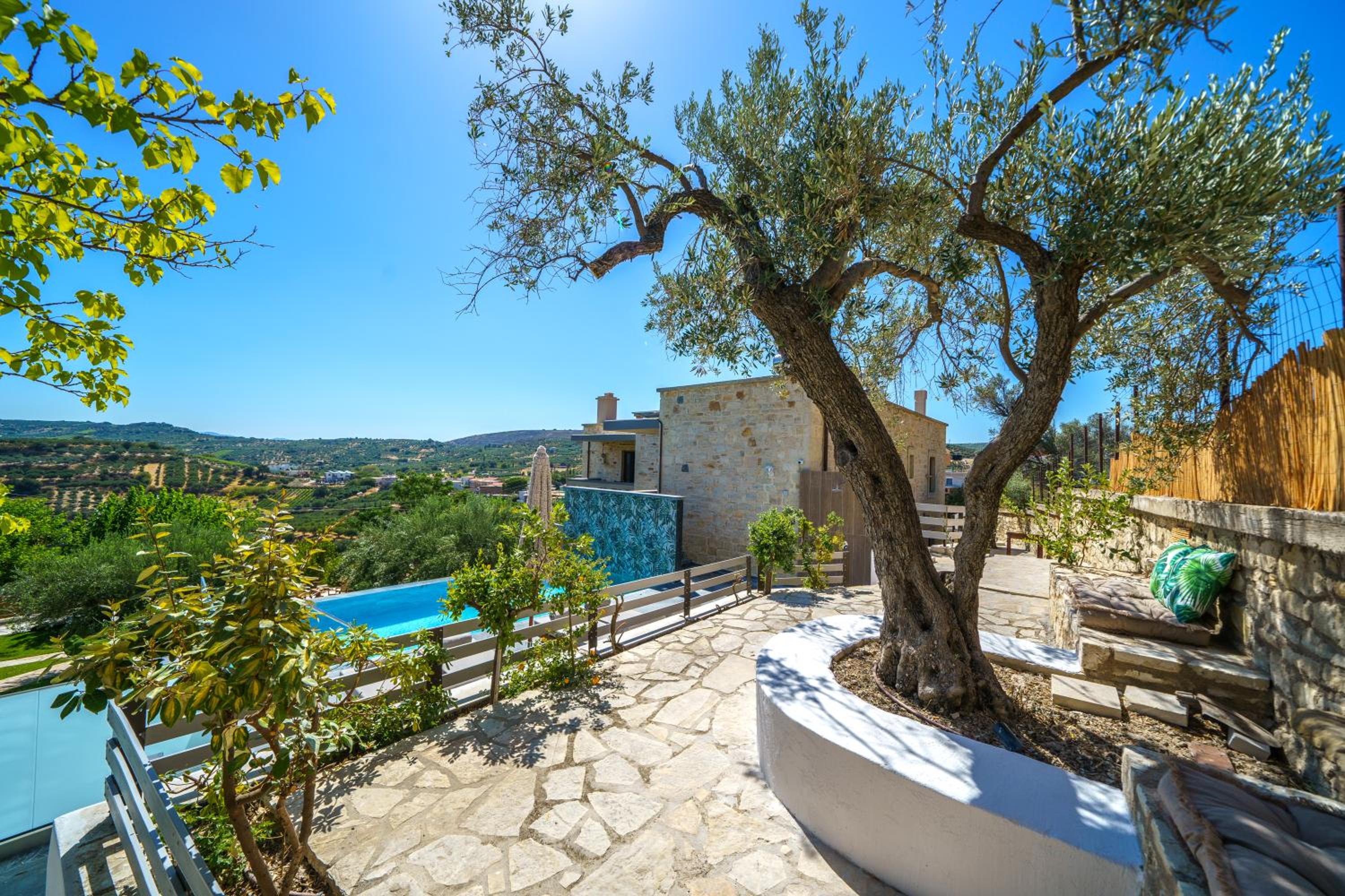 Suite with Private Pool - Photo 11