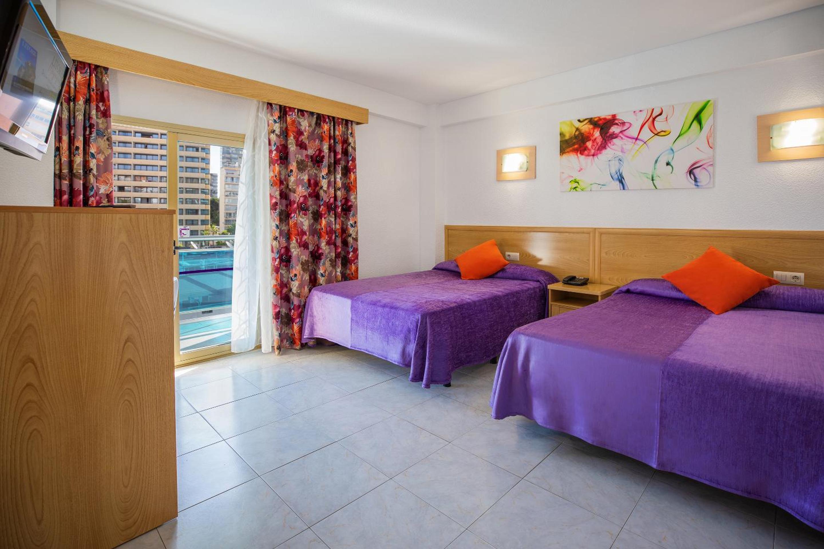 Habitación Doble con Balcón (3 Adultos + 1 Niño)