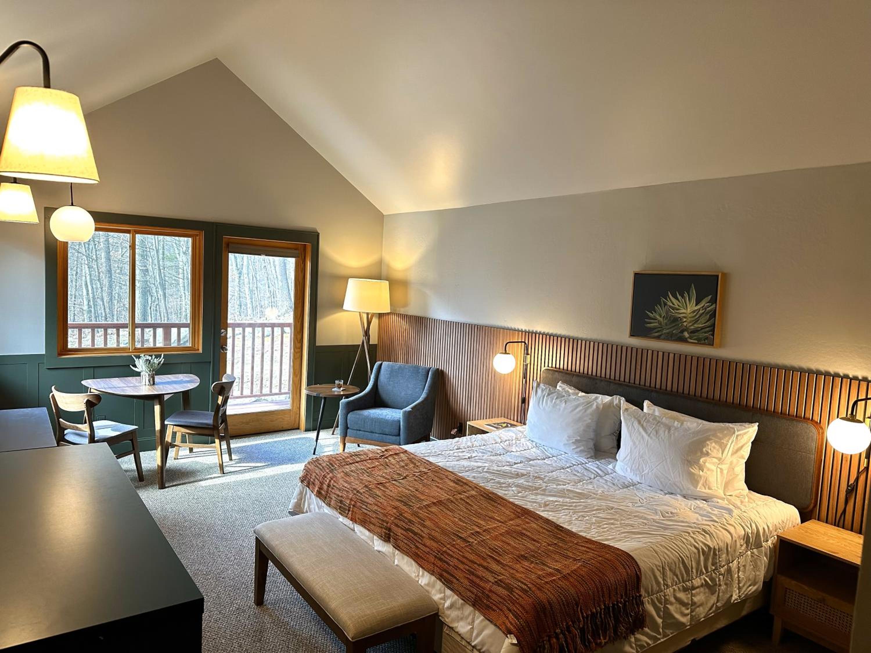 King Room with Cliff View and Balcony photo 1