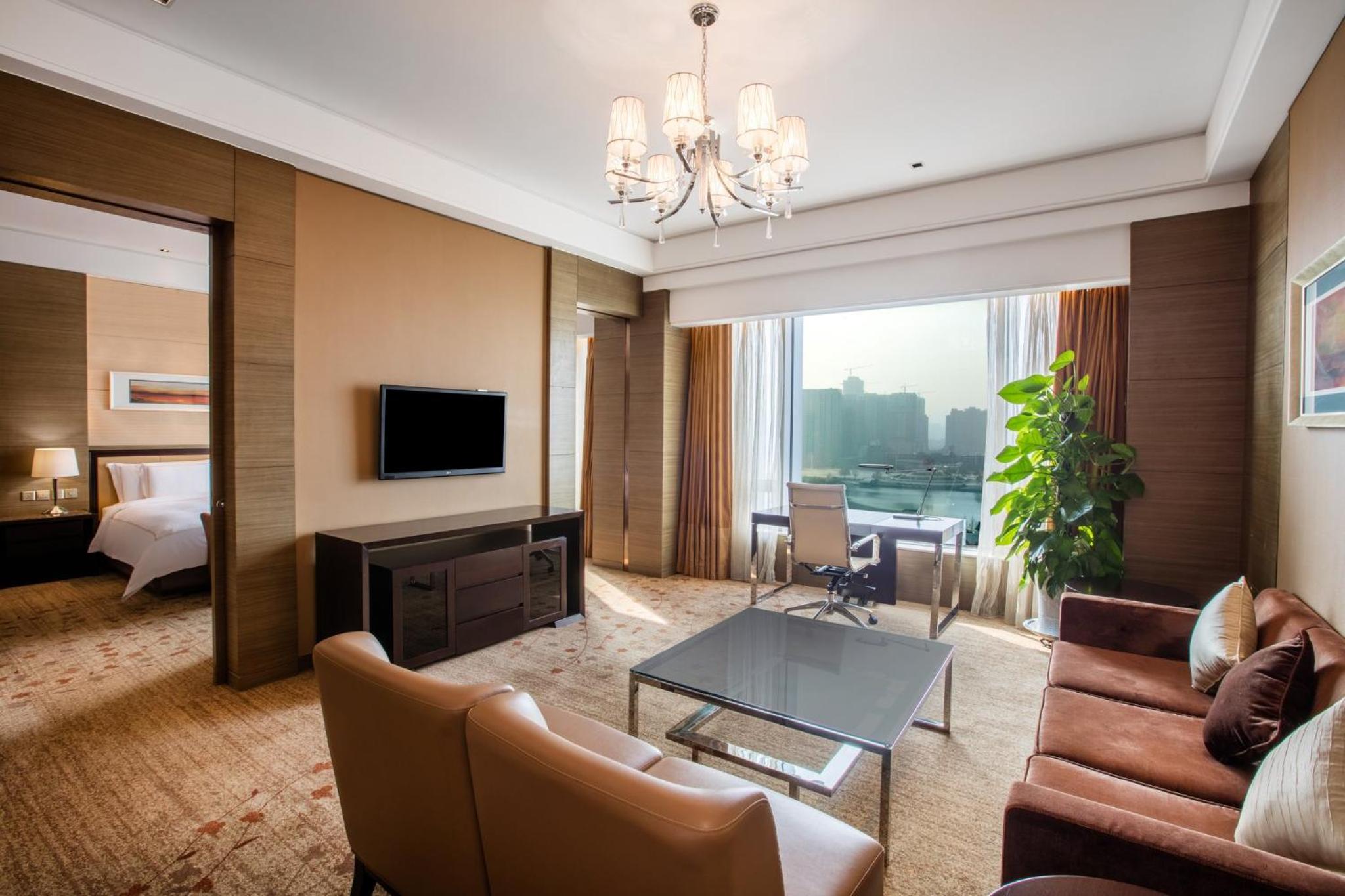 1 King One-Bedroom Suite-Lake View photo 3