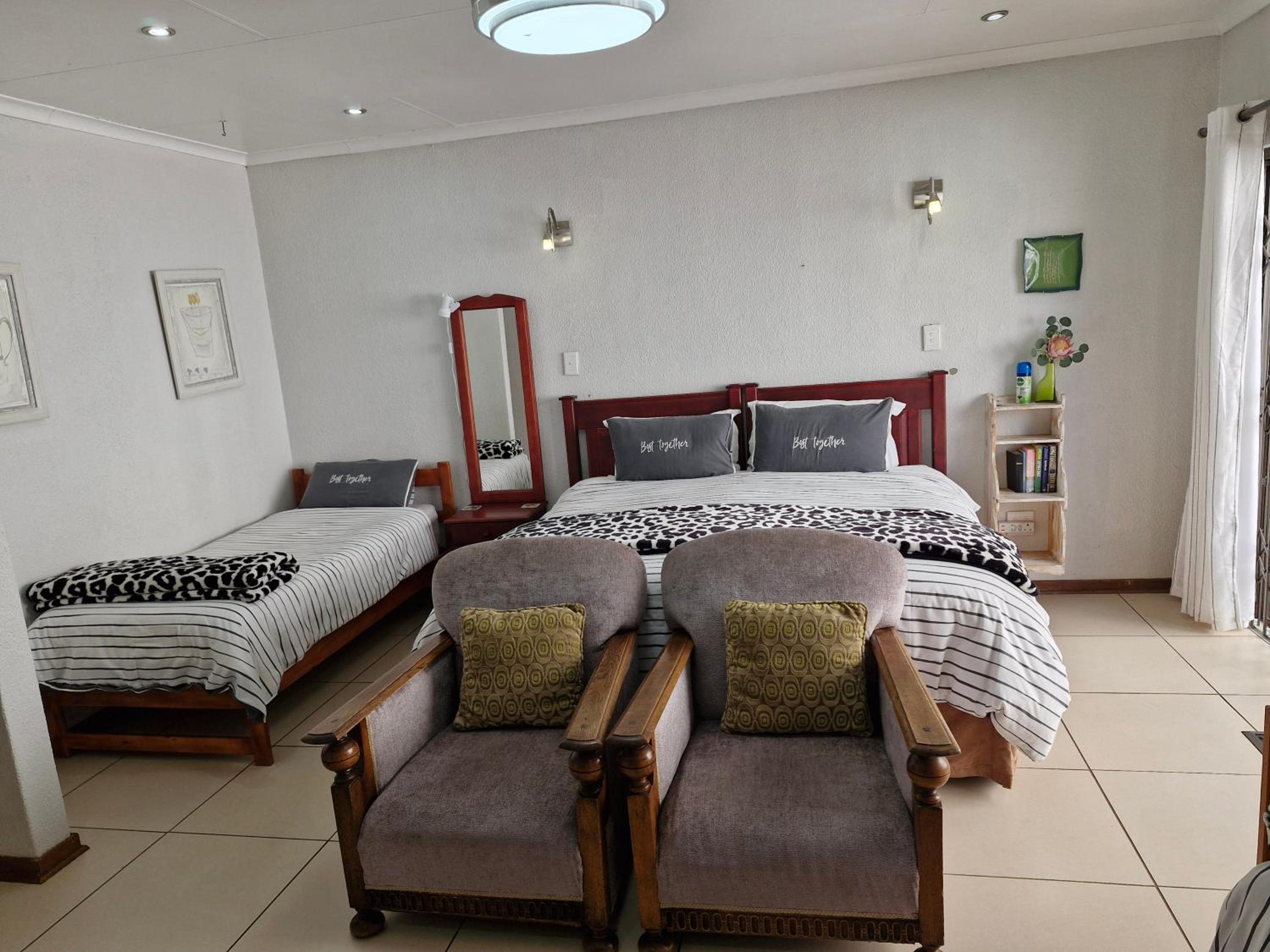 Large Twin Room - Photo 11