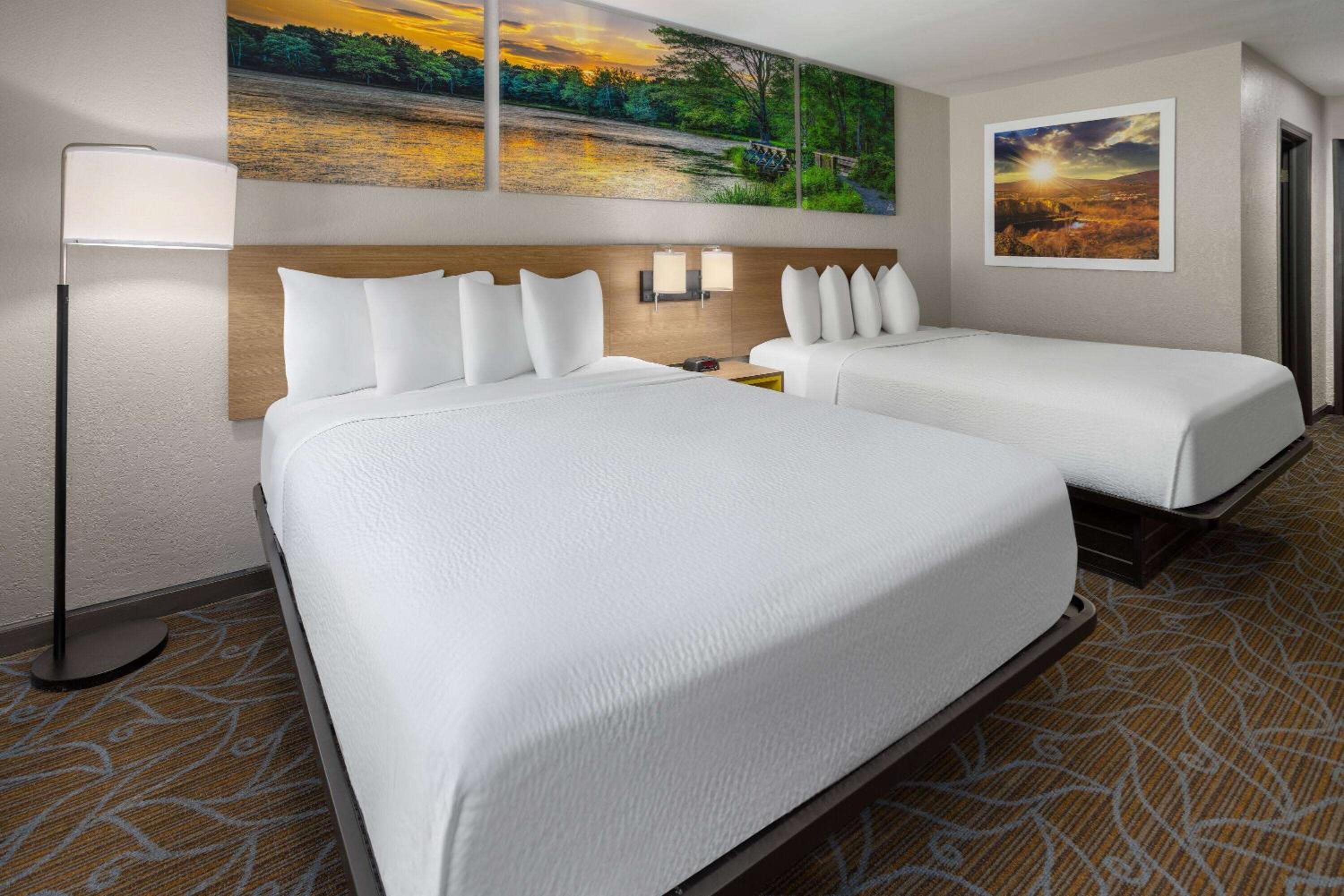 Queen Room with Two Queen Beds - Non-Smoking - Photo 3