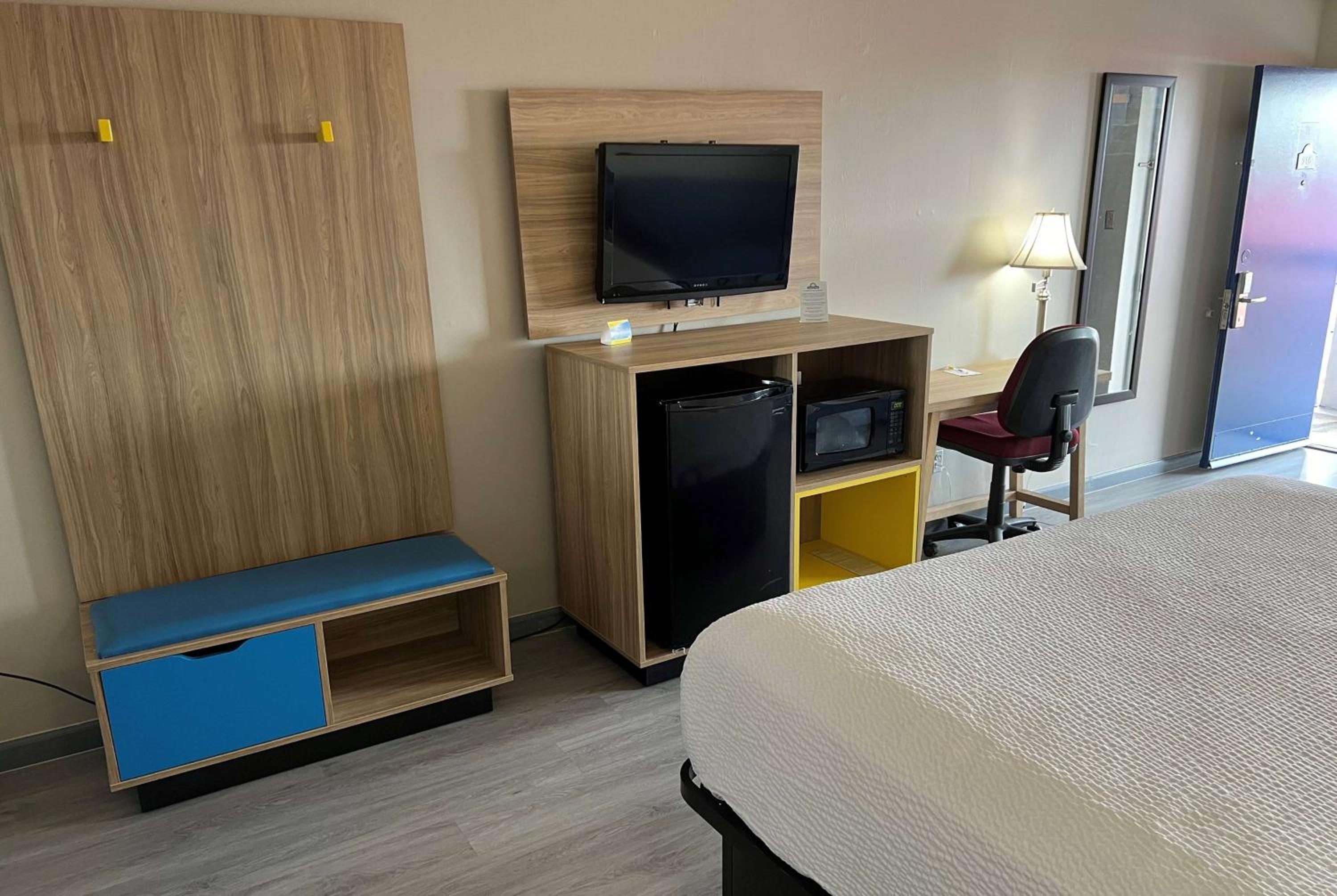 Queen Room - Disability Access - Non-Smoking - Photo 1