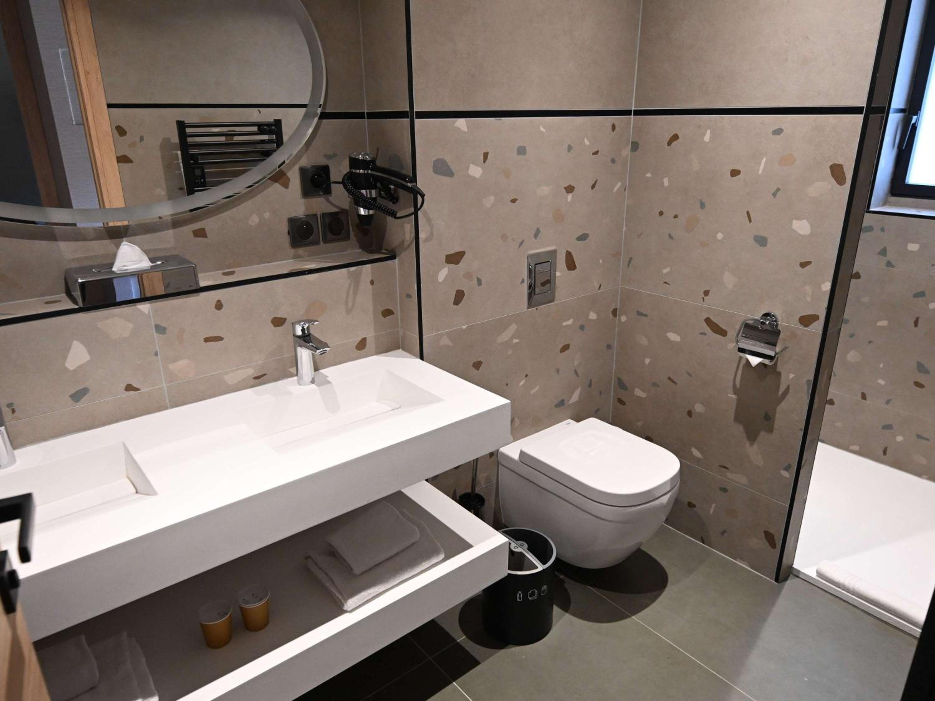 Standard King Room - Photo 13