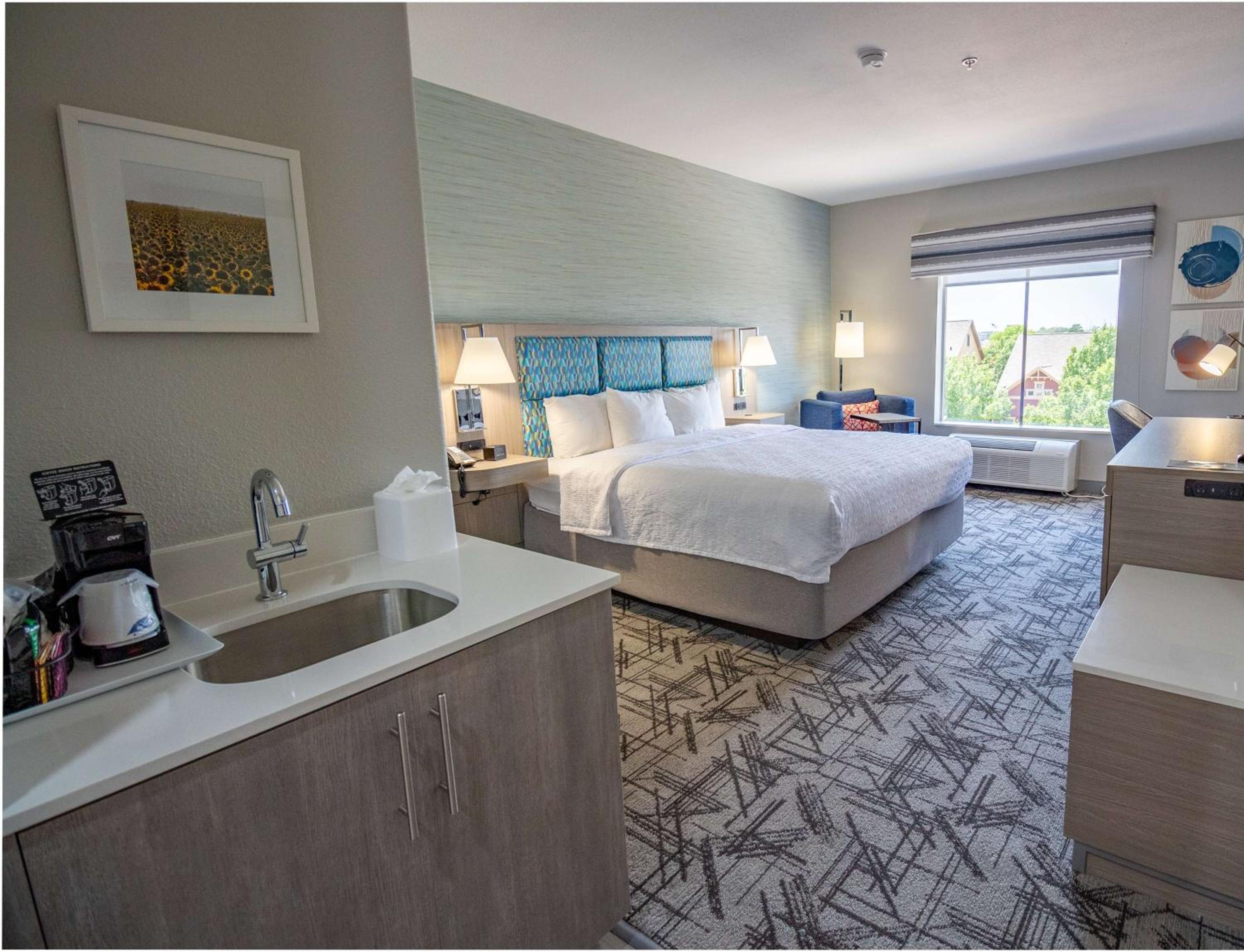 King Room - Non-Smoking - Photo 3