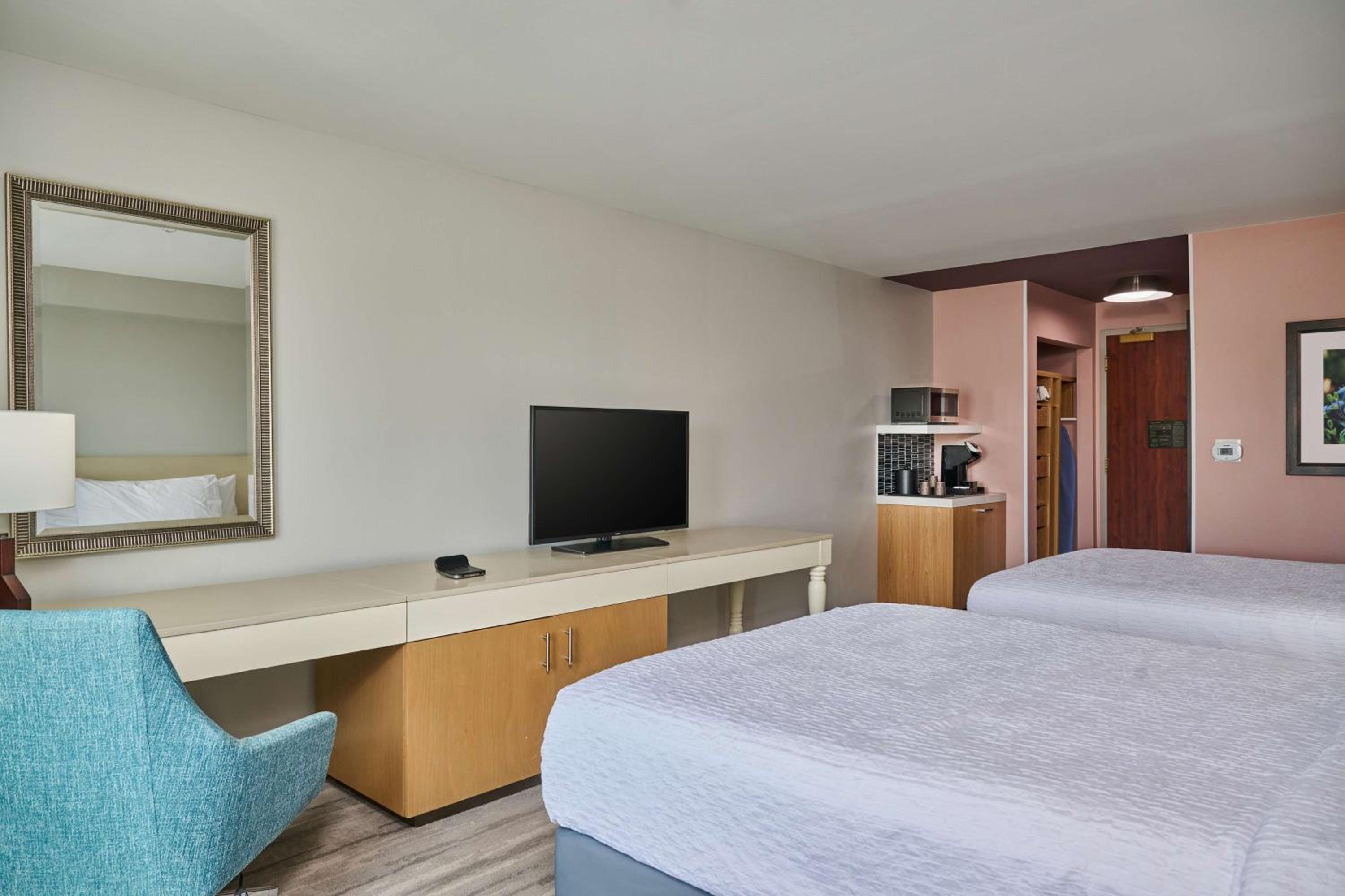 Queen Room with Two Queen Beds - Photo 4