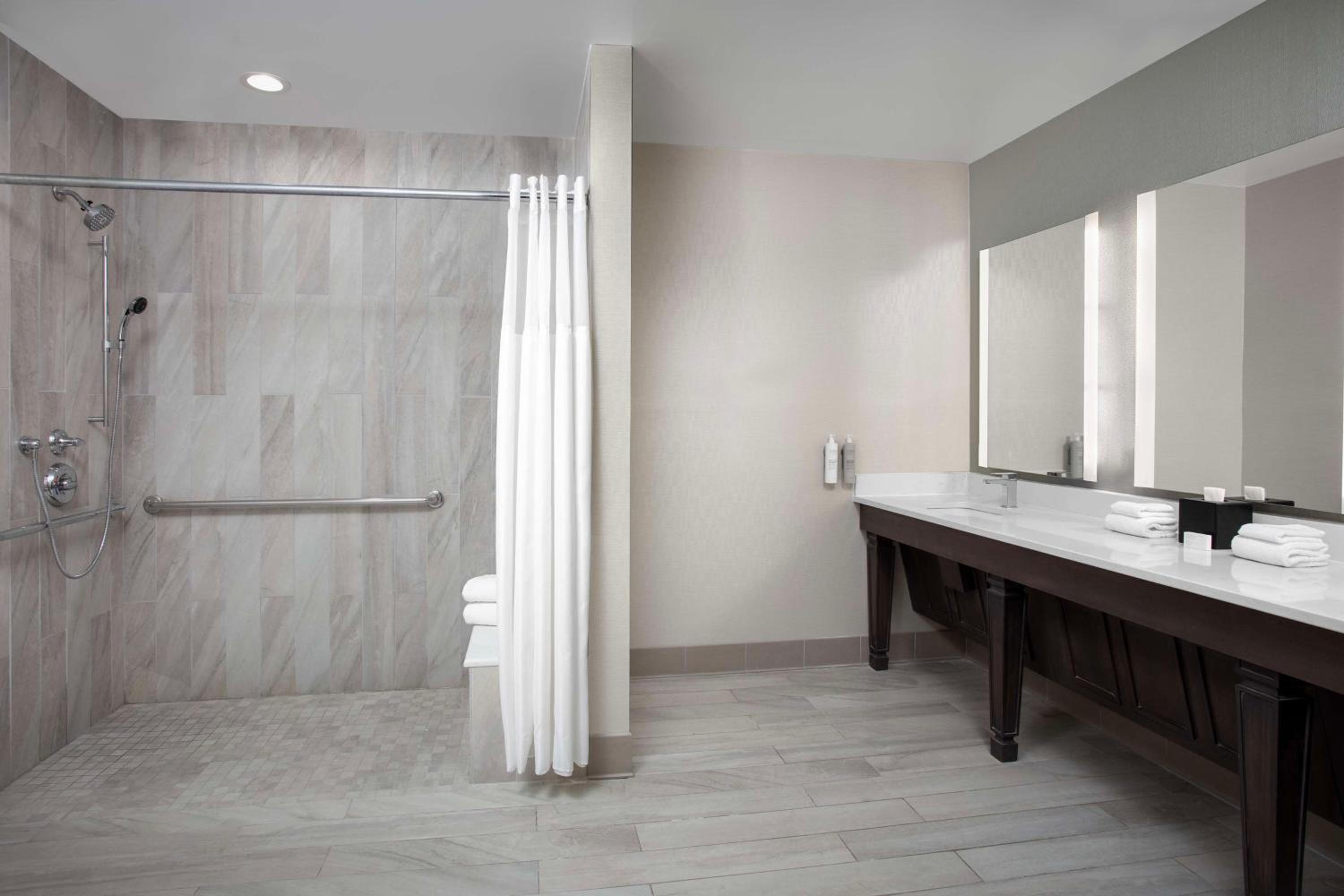 King Room with Roll-In Shower - Mobility Access - Photo 3