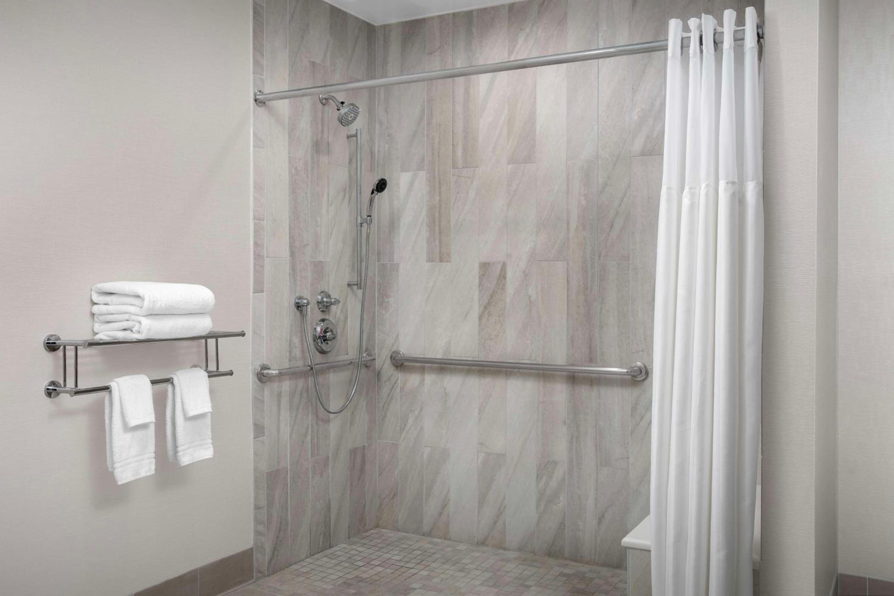 King Room with Roll-In Shower - Mobility Access - Photo 5