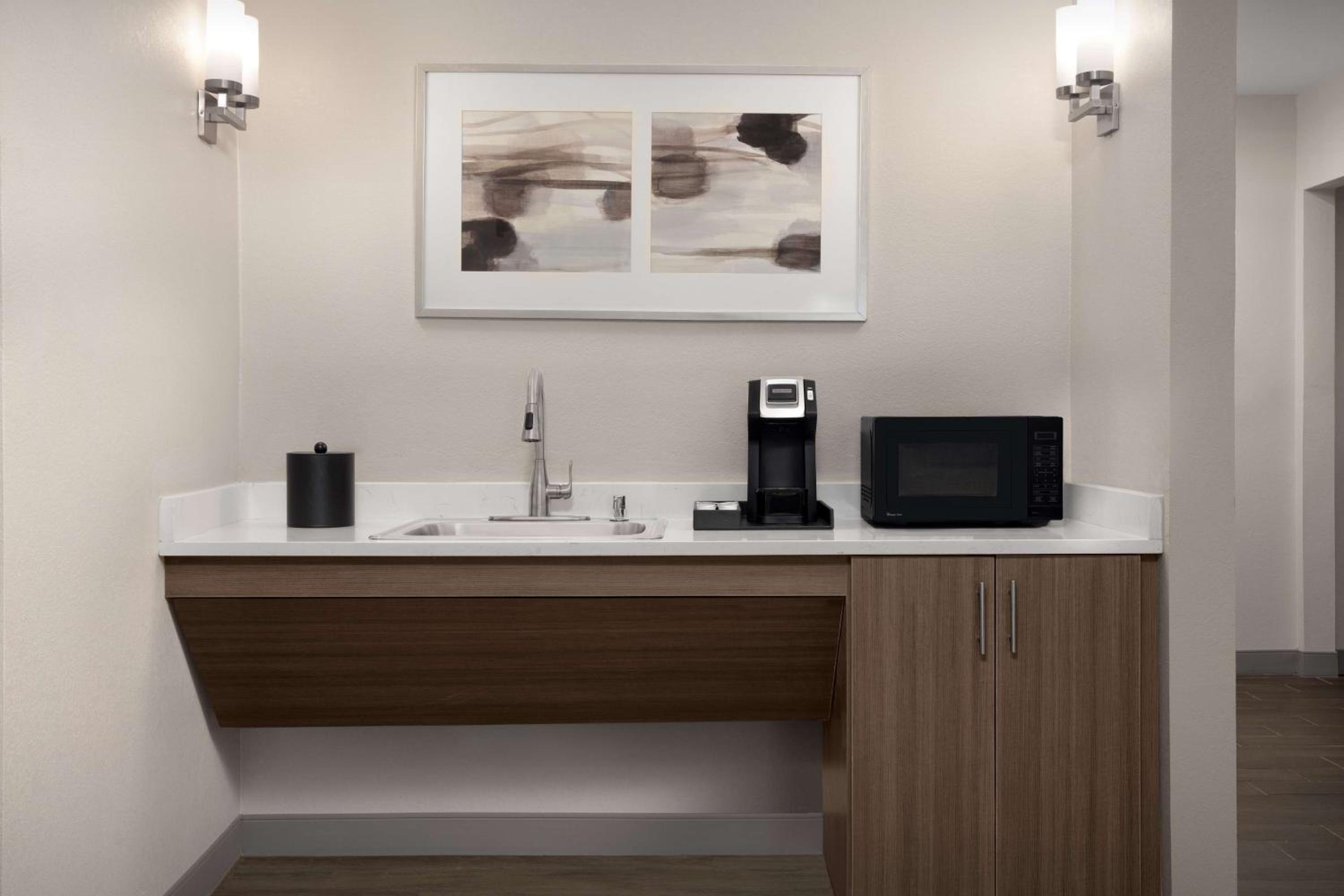 King Room with Accessible Tub - Mobility Access - Photo 4
