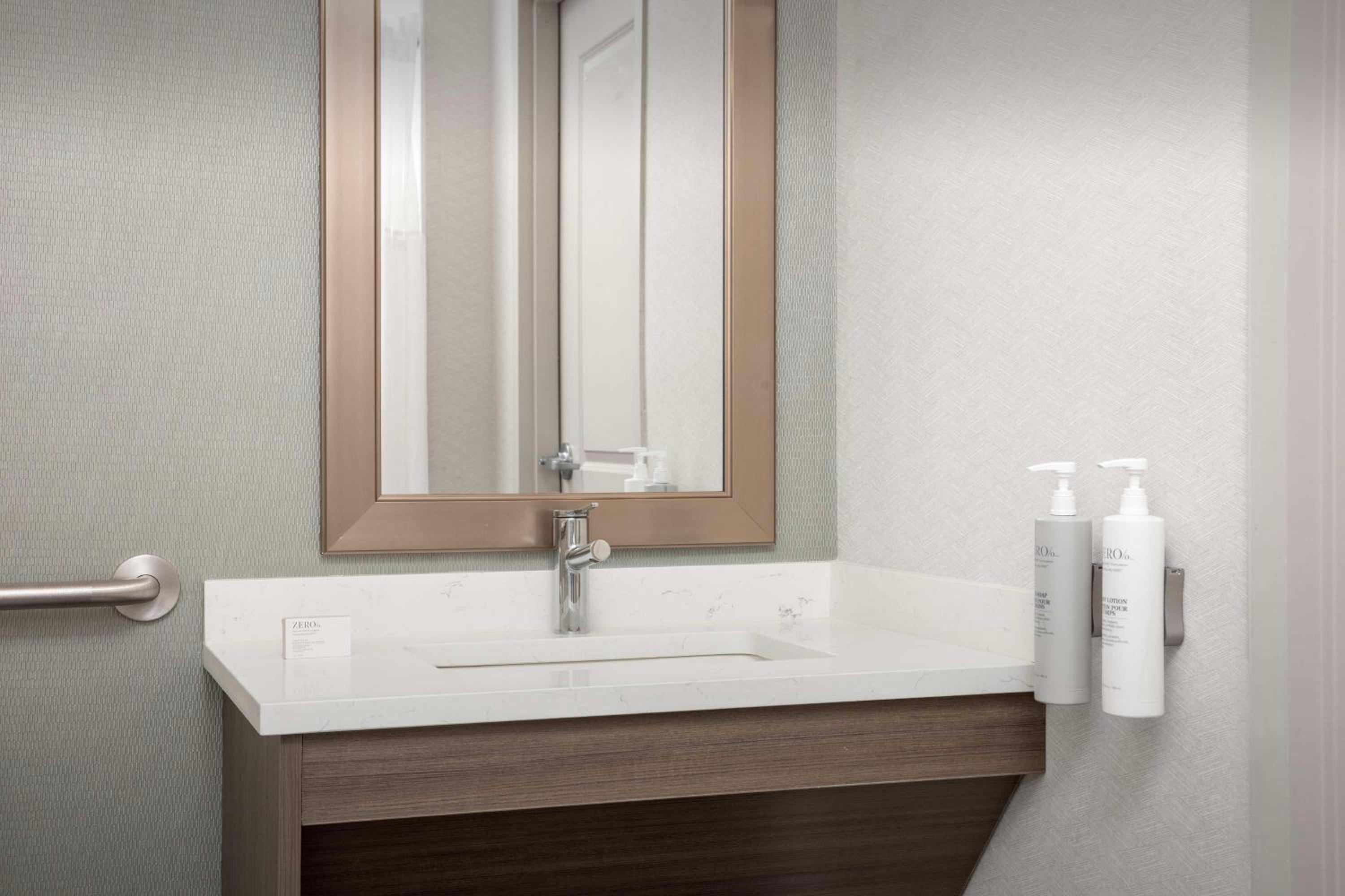 King Room with Accessible Tub - Mobility Access - Photo 3