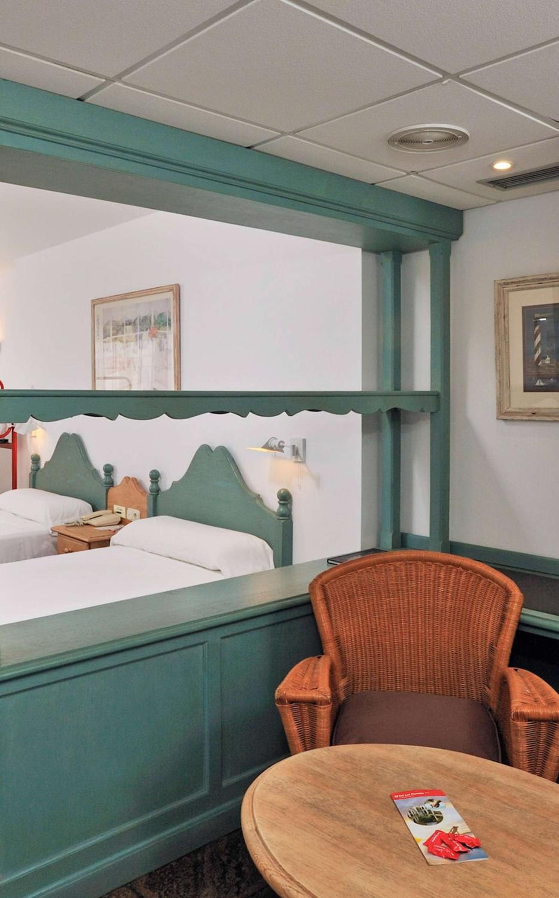 Double or Twin Room with Side Sea View - Photo 2