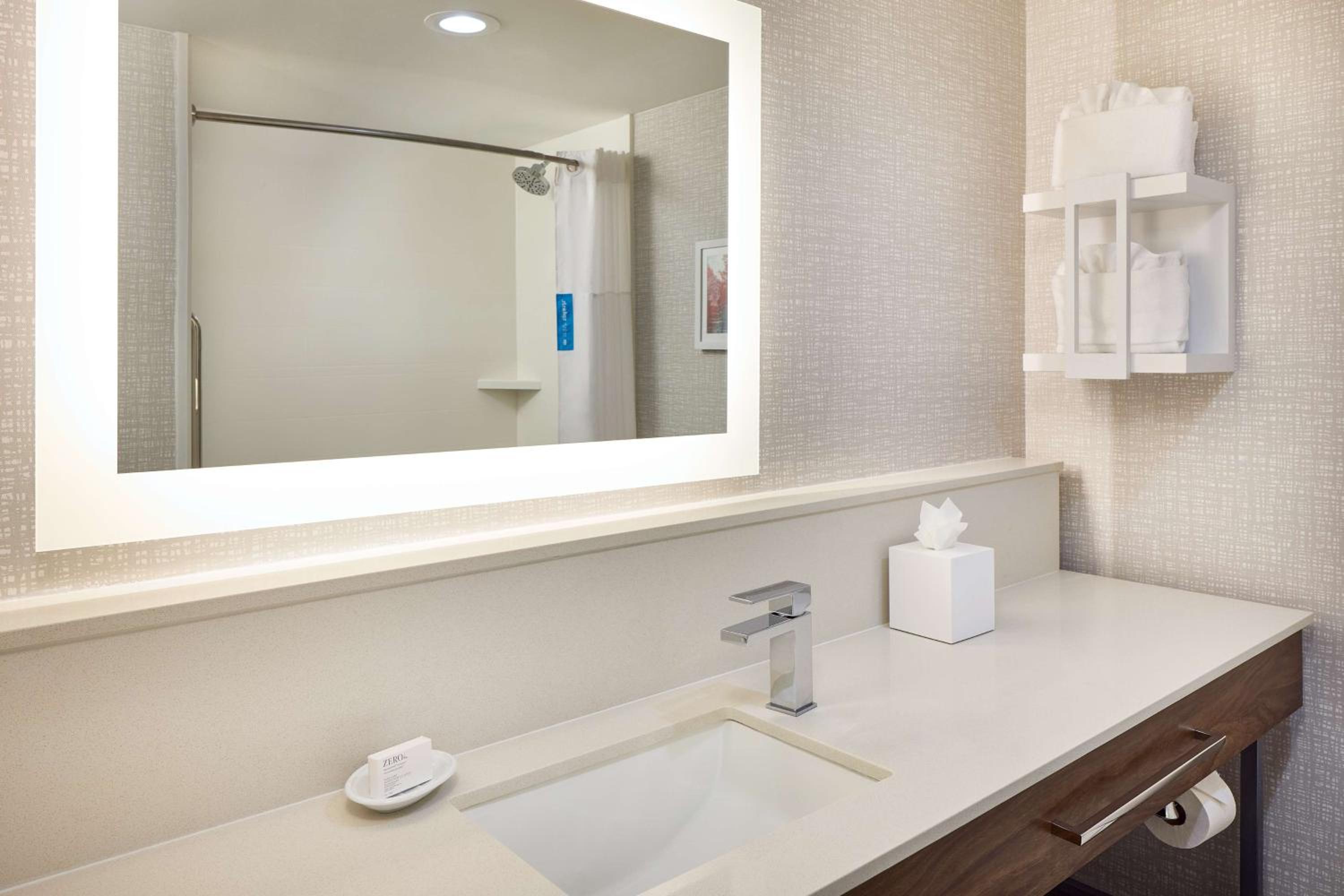 Queen Room with Two Queen Beds and Bath Tub - Non-Smoking - Photo 2