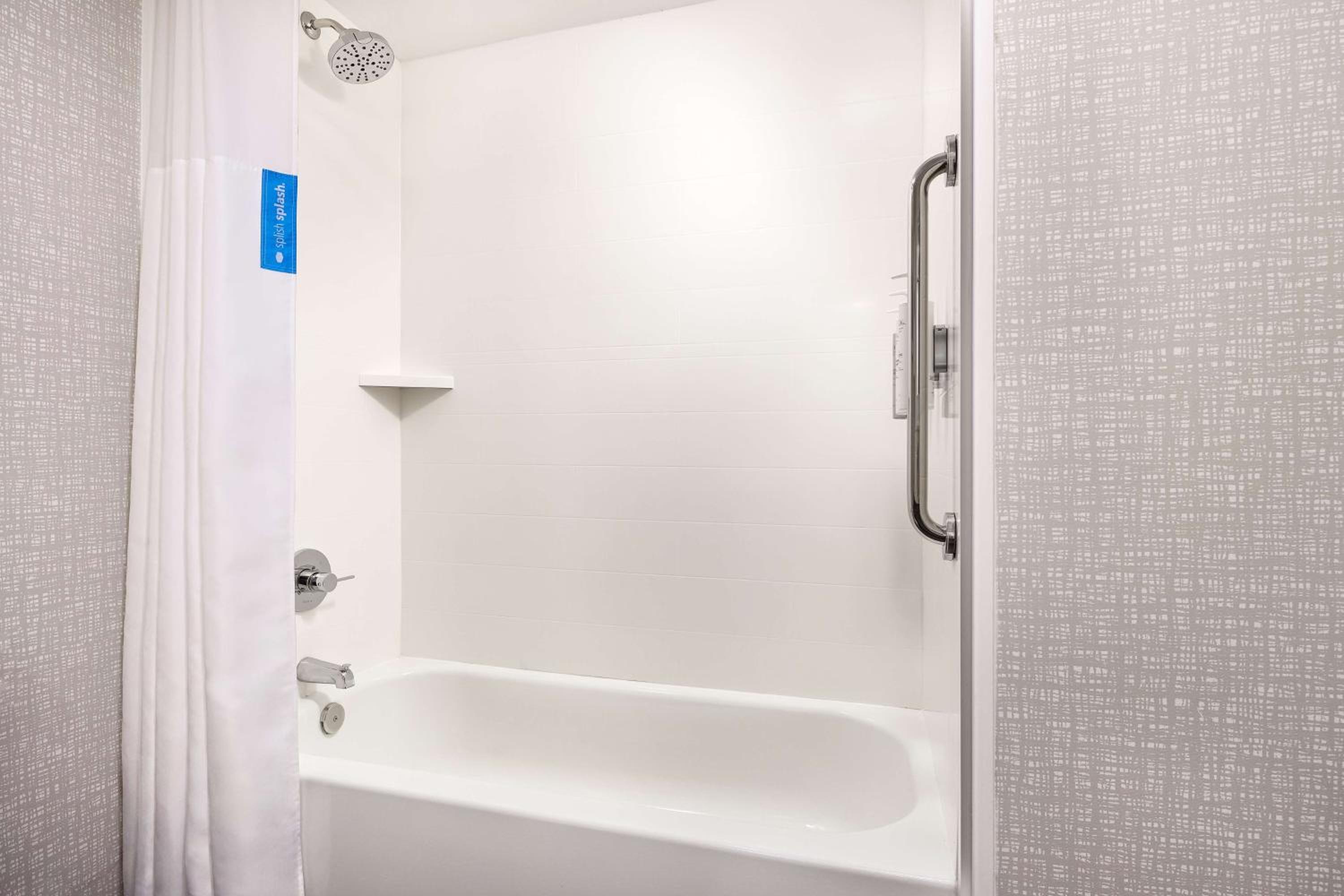 Queen Room with Two Queen Beds and Bath Tub - Non-Smoking - Photo 3