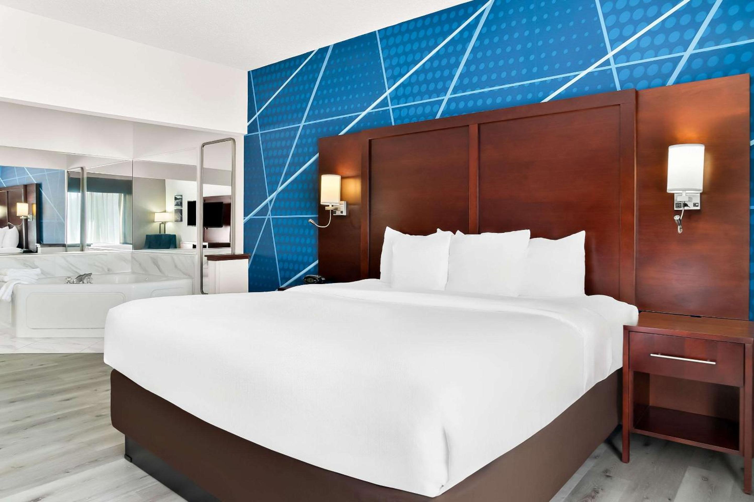 King Whirlpool Suite - Photo 2