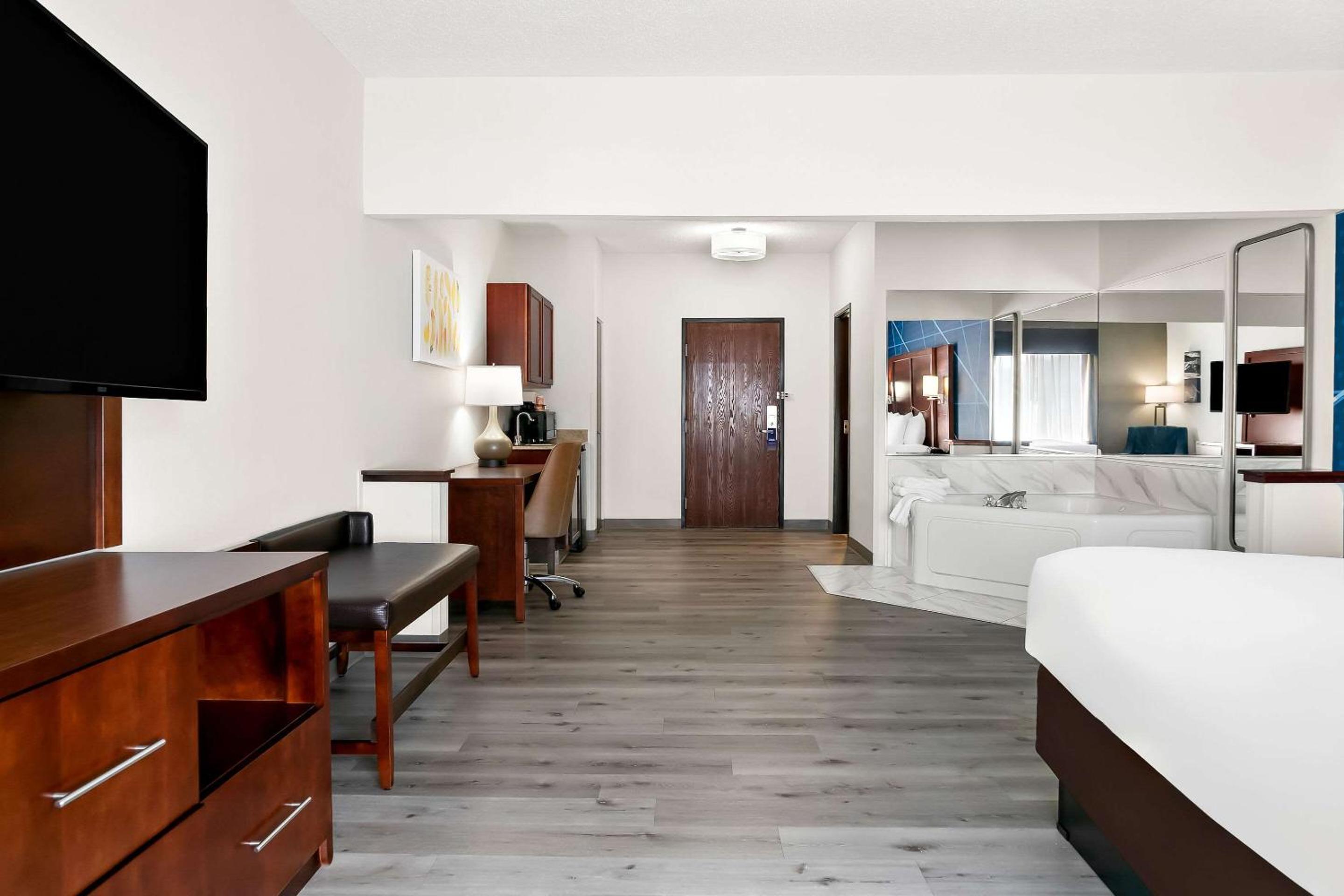 King Whirlpool Suite - Photo 4