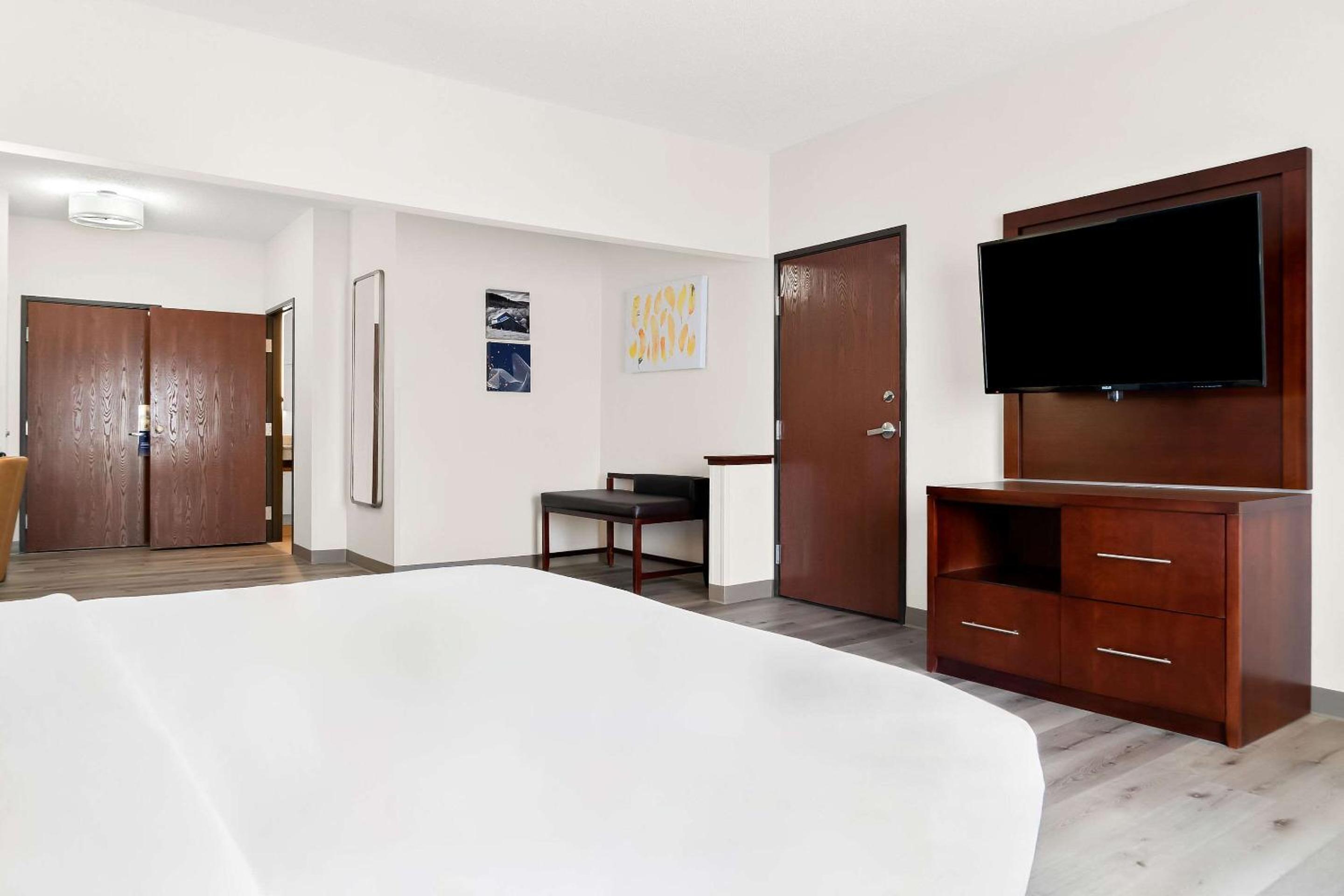 King Suite - Accessible/Non-Smoking - Photo 2