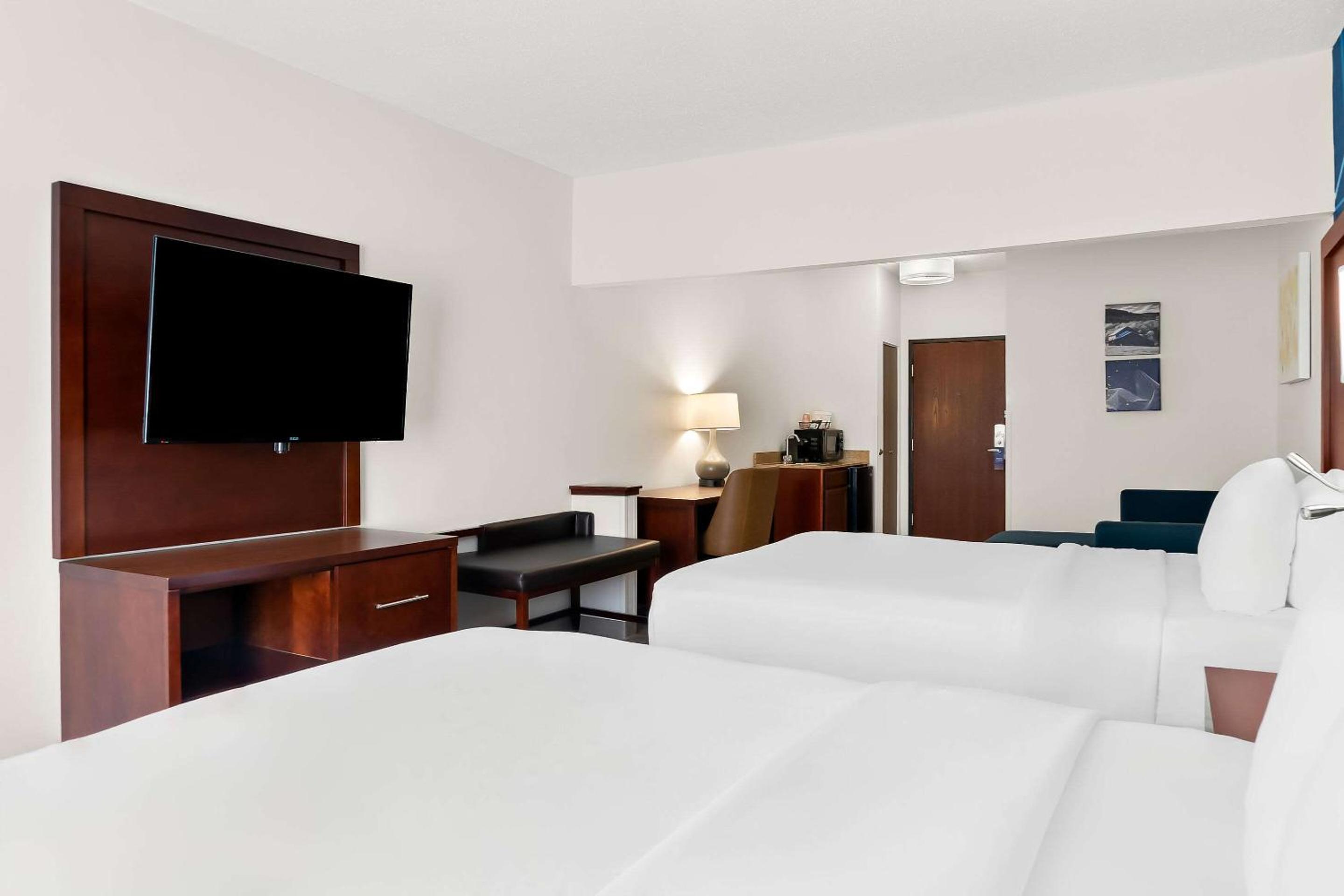 Queen Suite - Photo 1