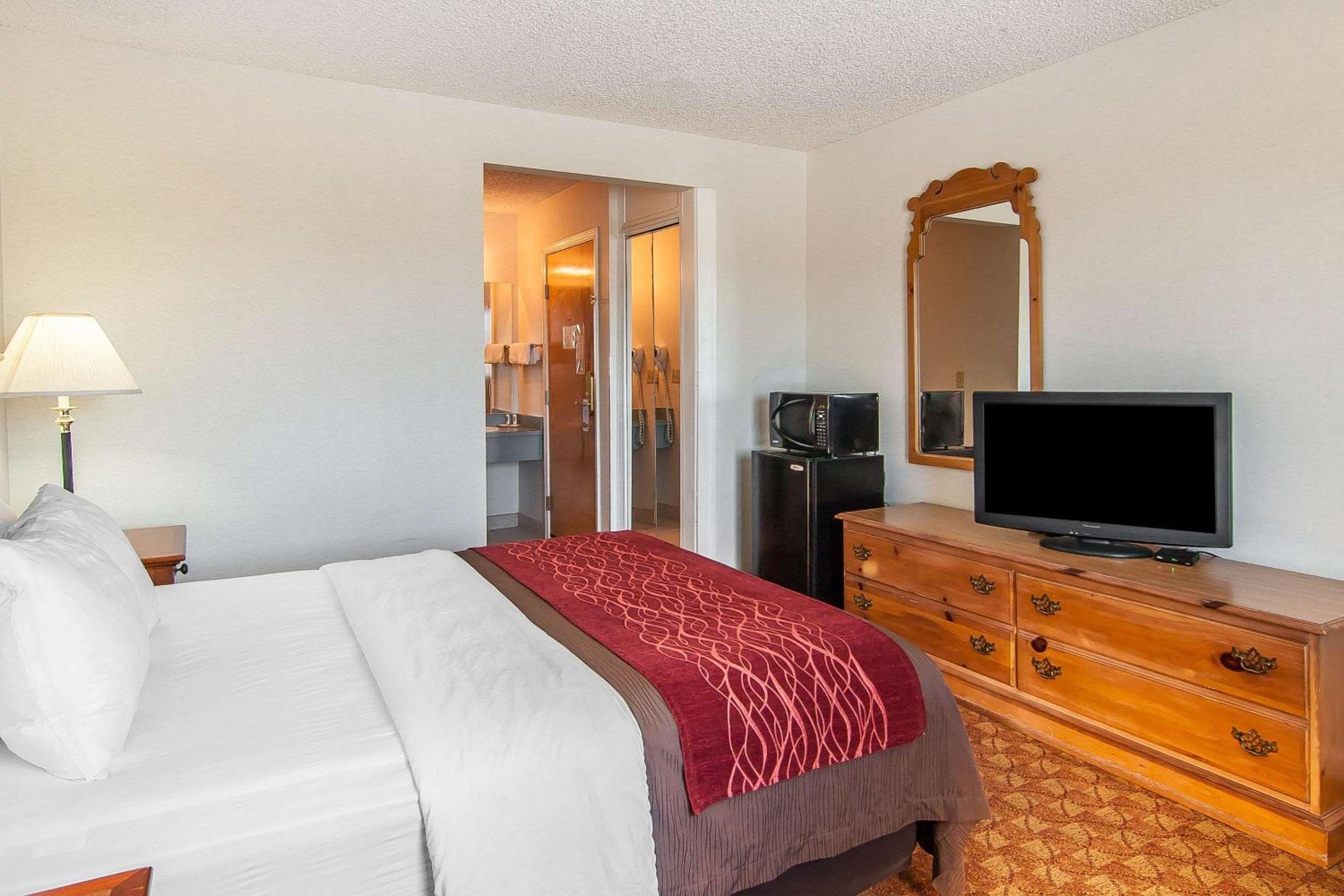 Queen Room - Non-Smoking - Photo 2