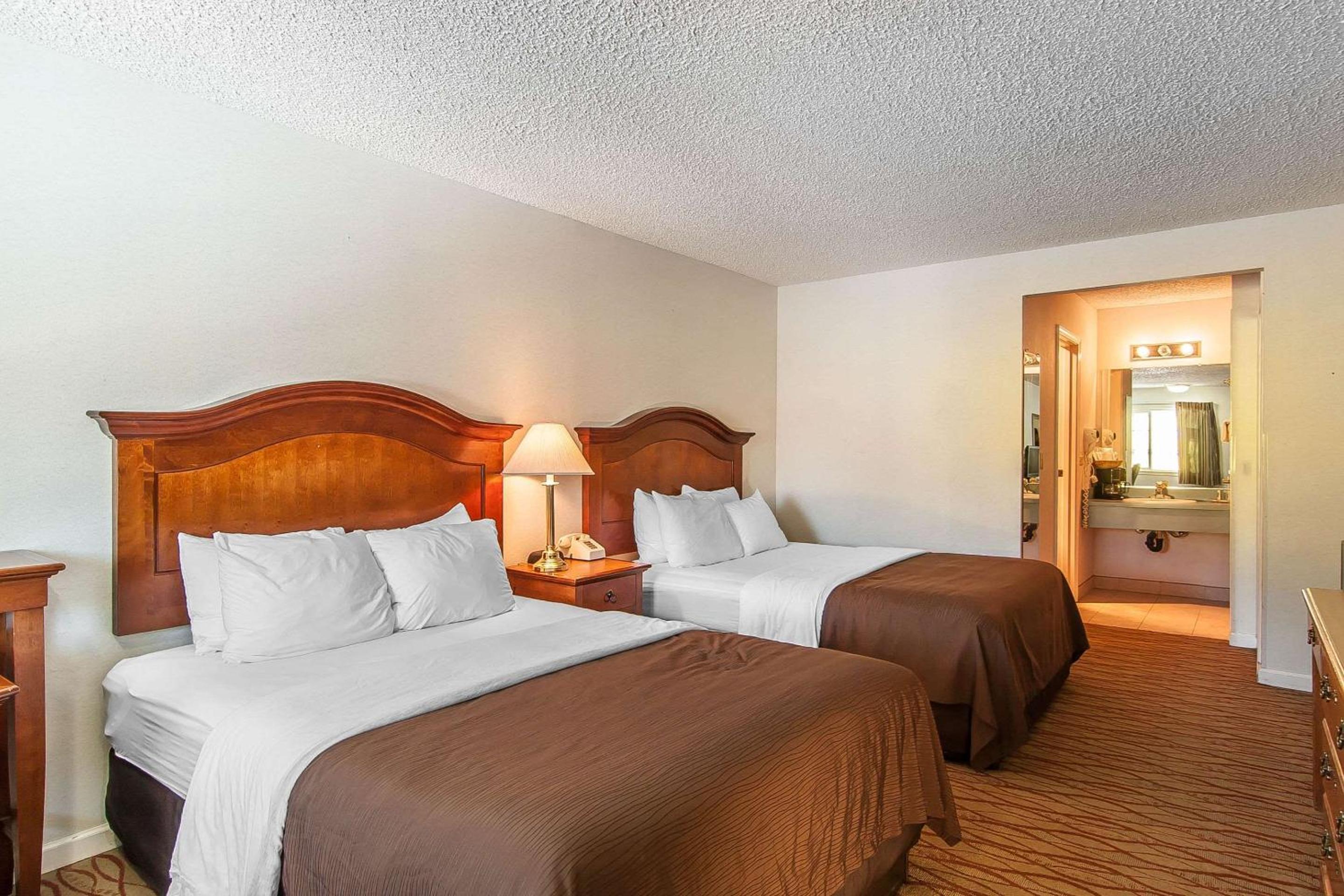 Queen Room with Two Queen Beds - Non-Smoking - Photo 4