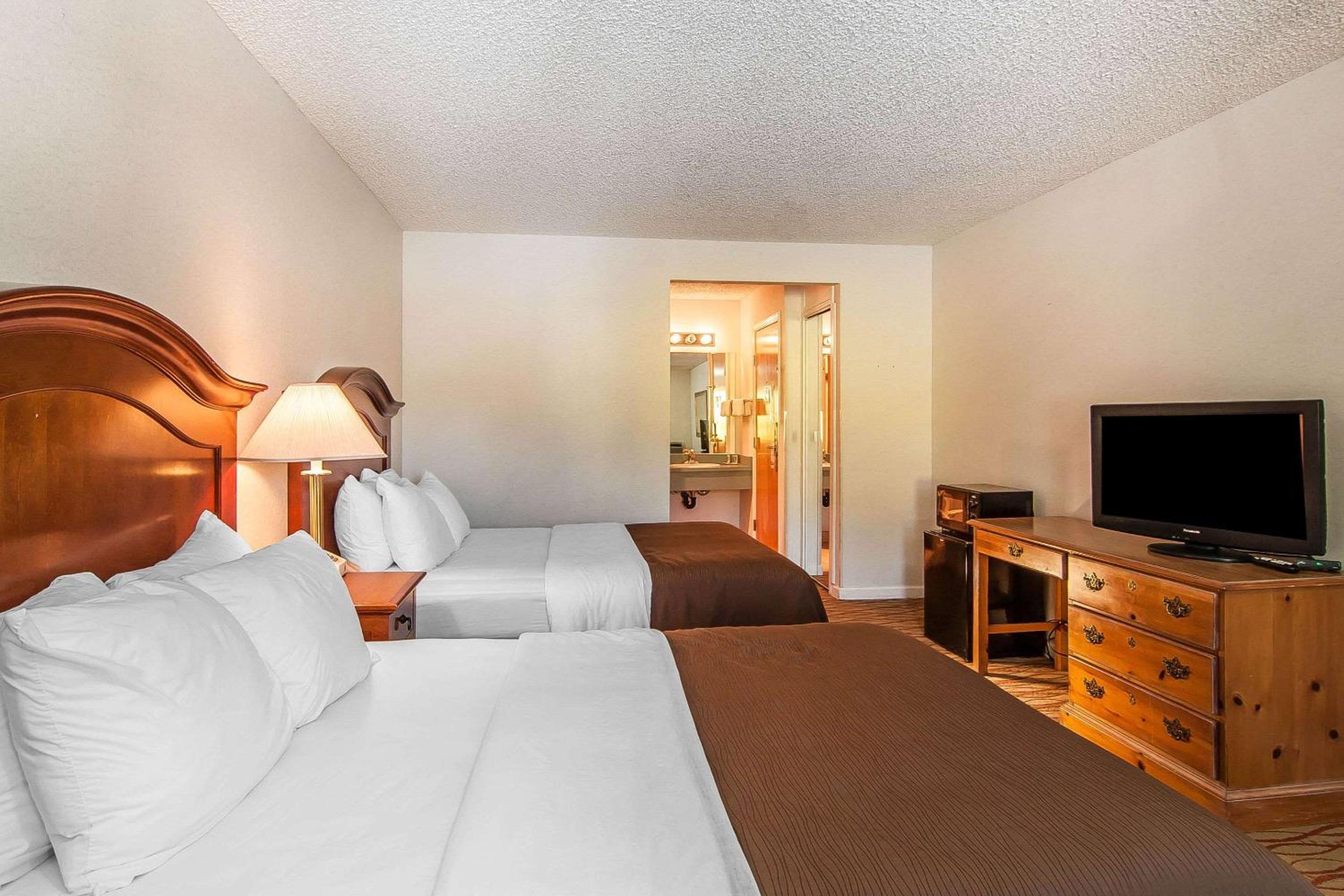 Queen Room with Two Queen Beds - Non-Smoking - Photo 3