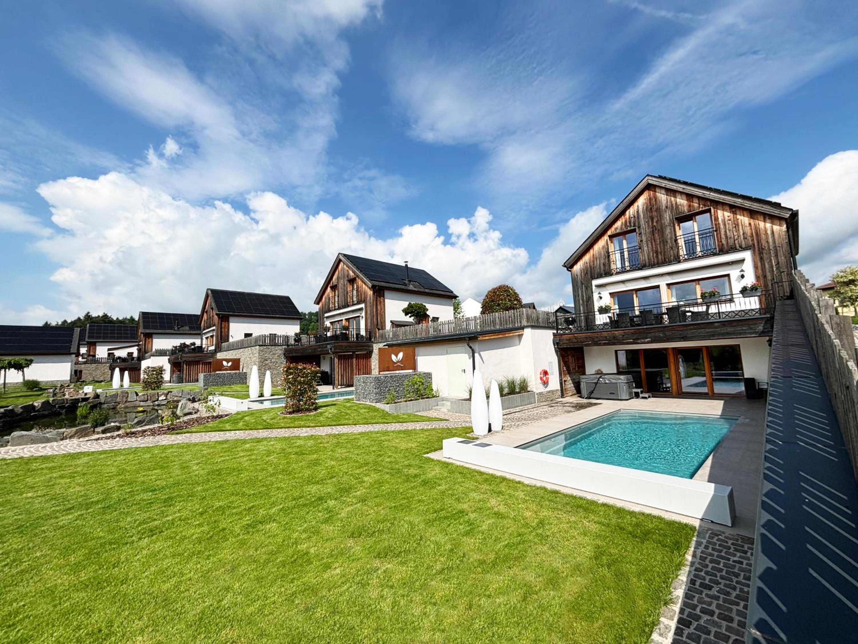 Five-Bedroom House photo 3