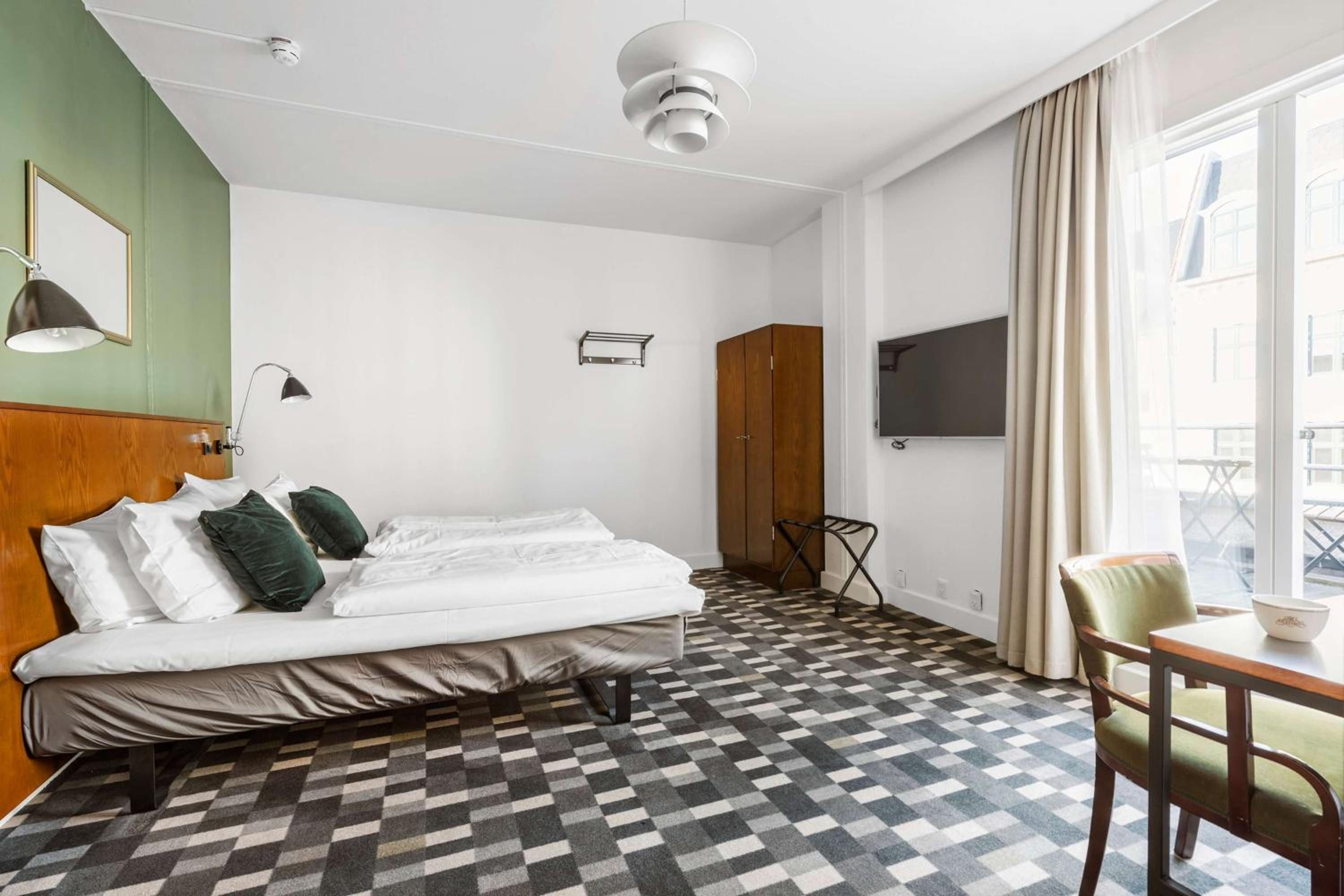 Standard Room with Balcony thumbnail 5
