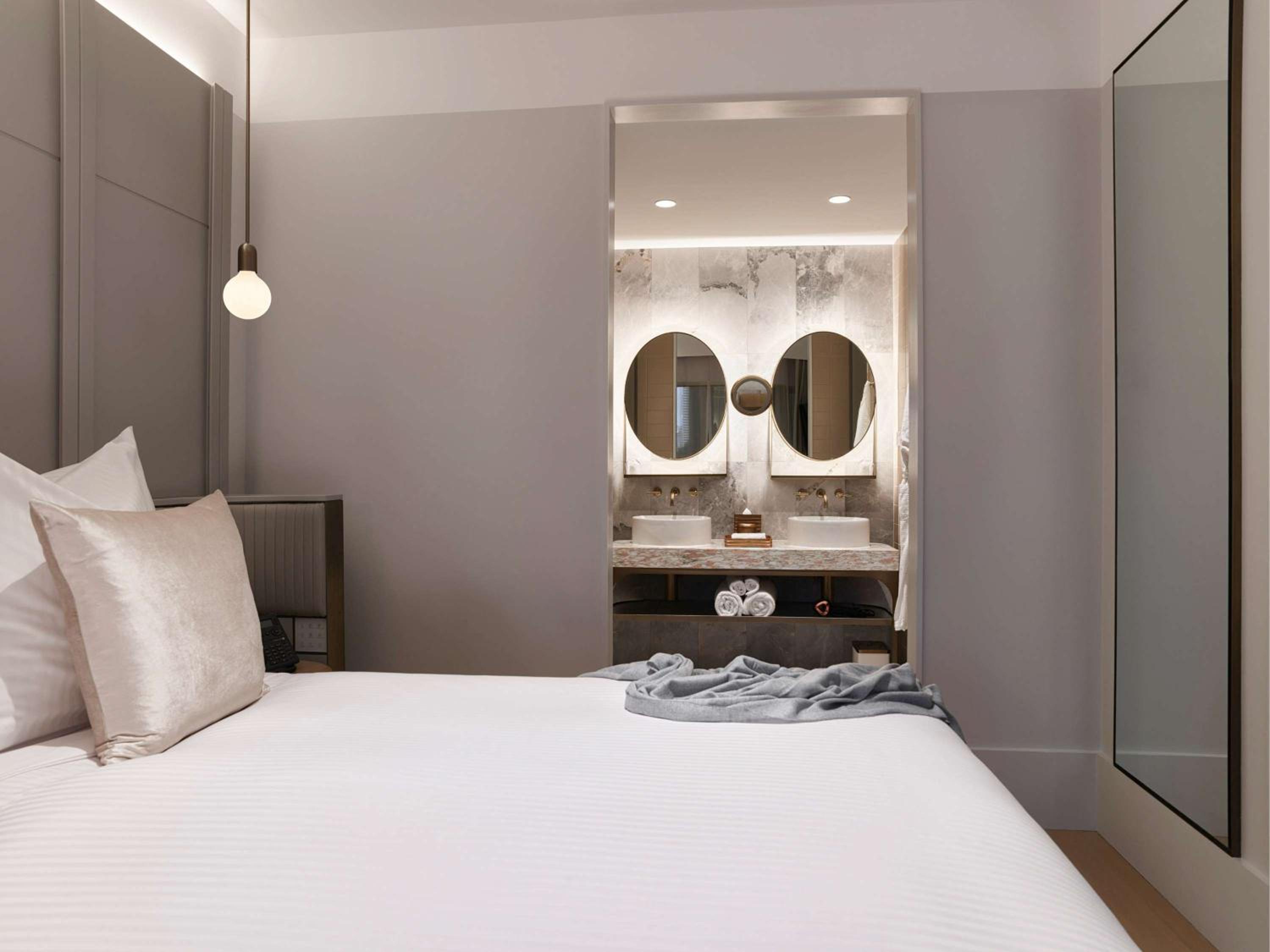 Junior Suite with One King Bed - Higher Floor thumbnail 5