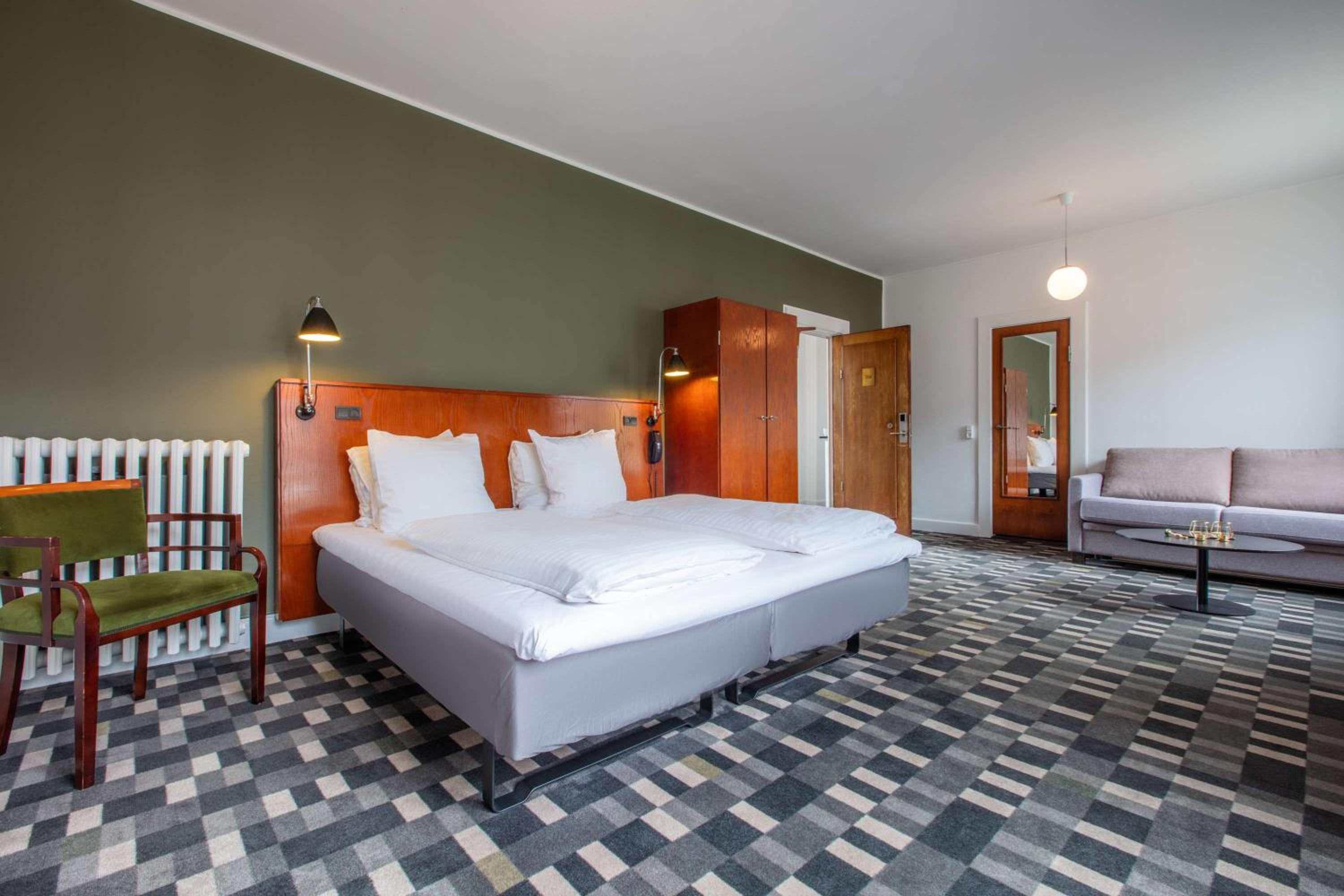 Standard Room with Balcony thumbnail 5