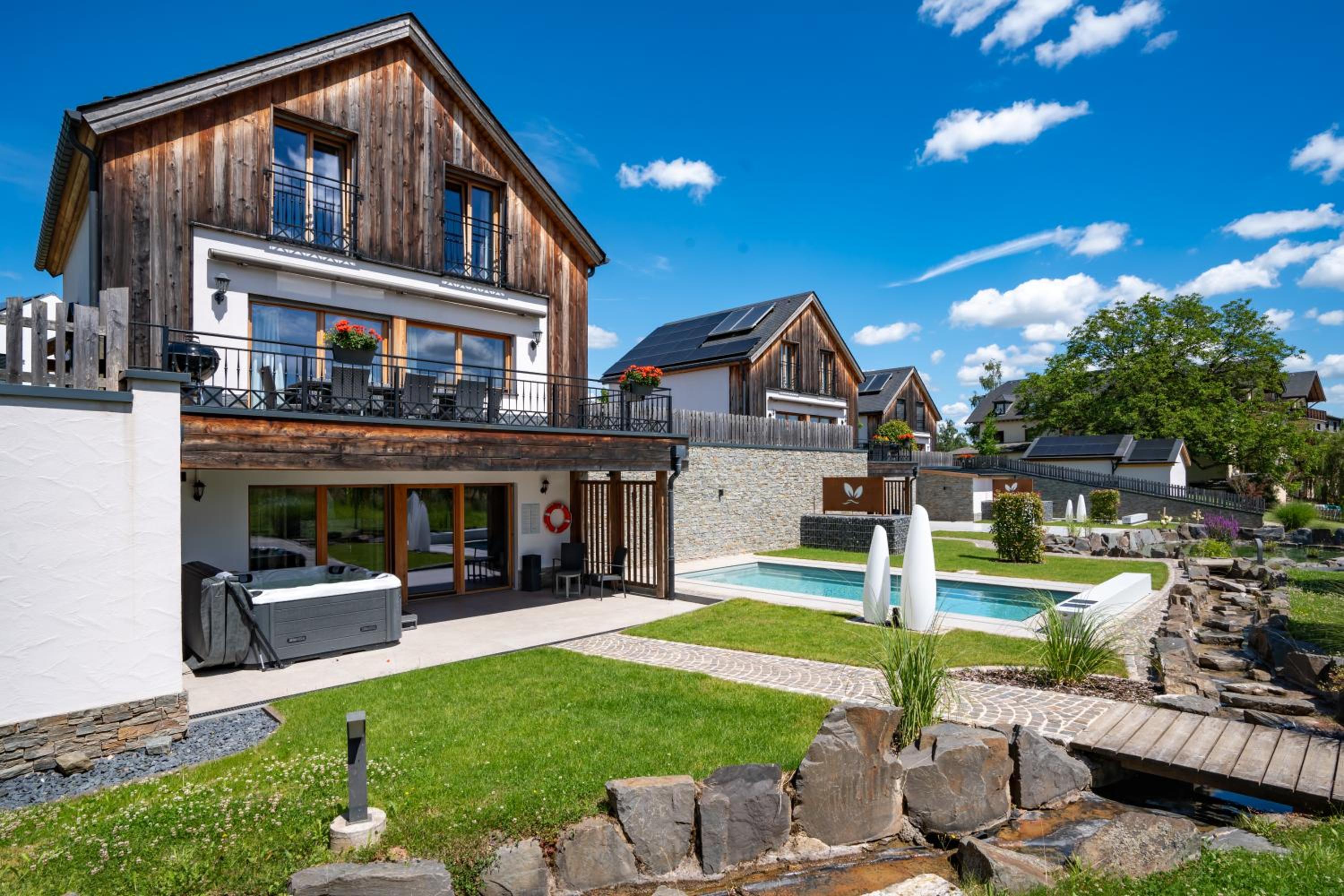 Five-Bedroom House photo 3