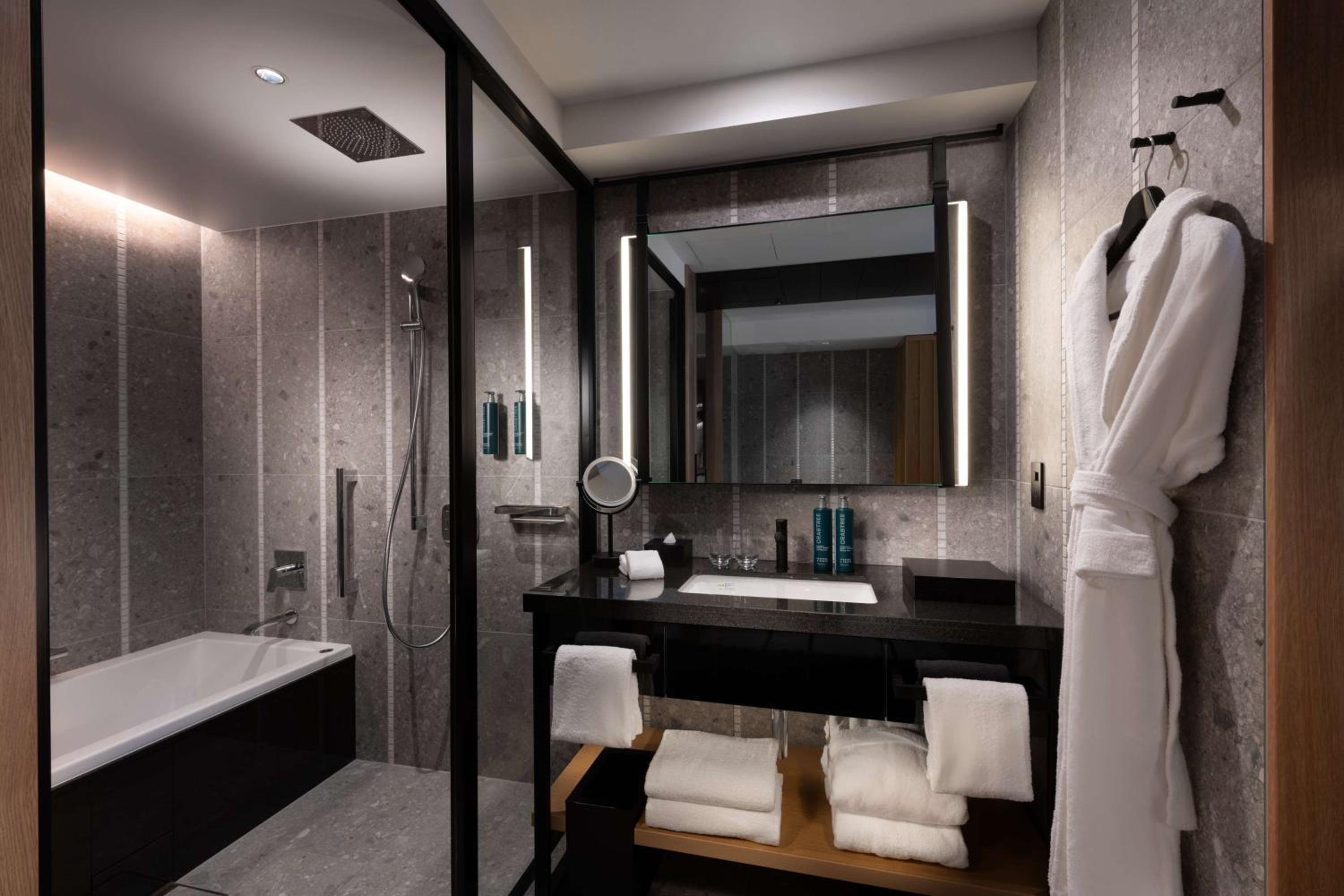 Deluxe King Room - Photo 4