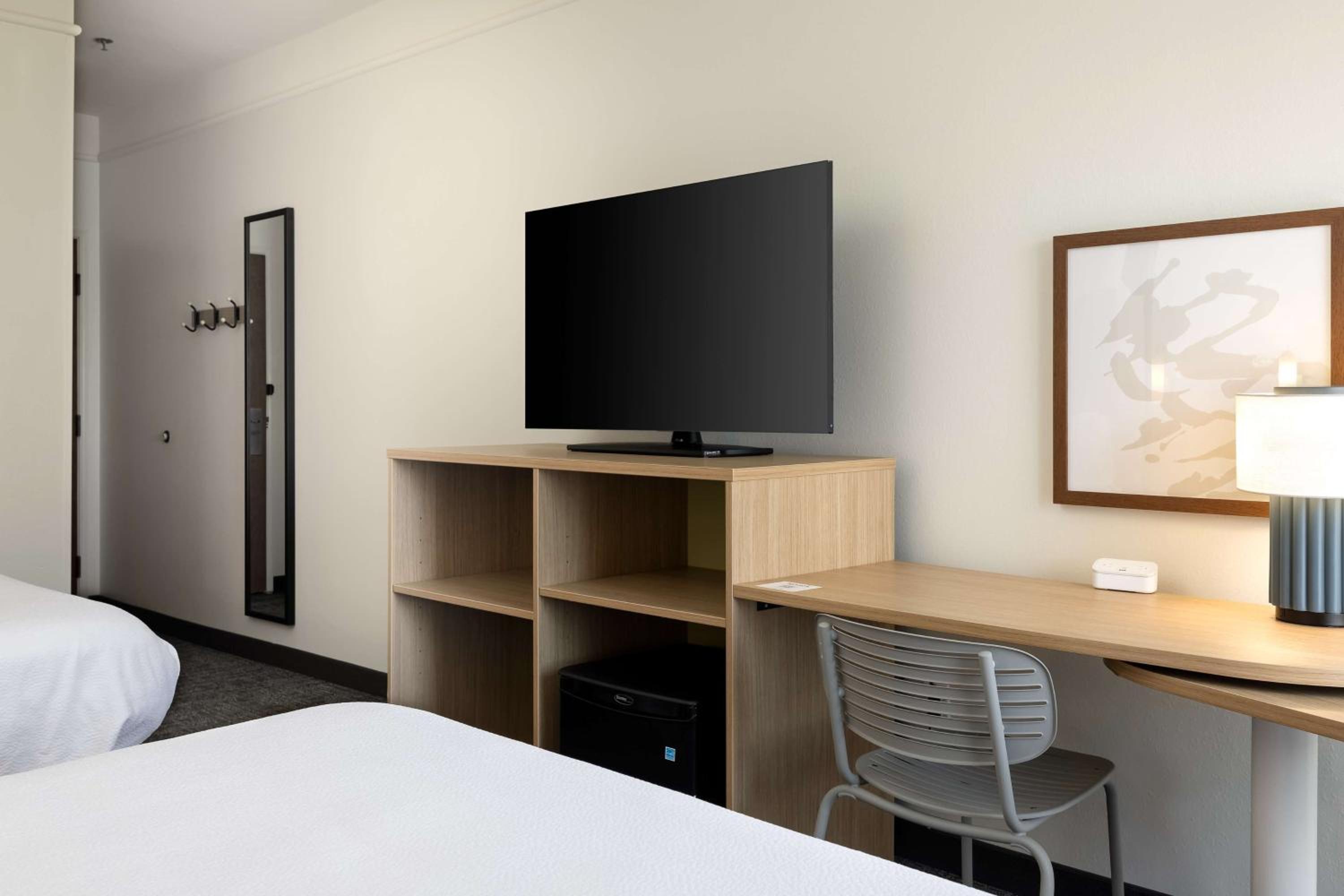 Queen Room with Two Queen Beds - Photo 4