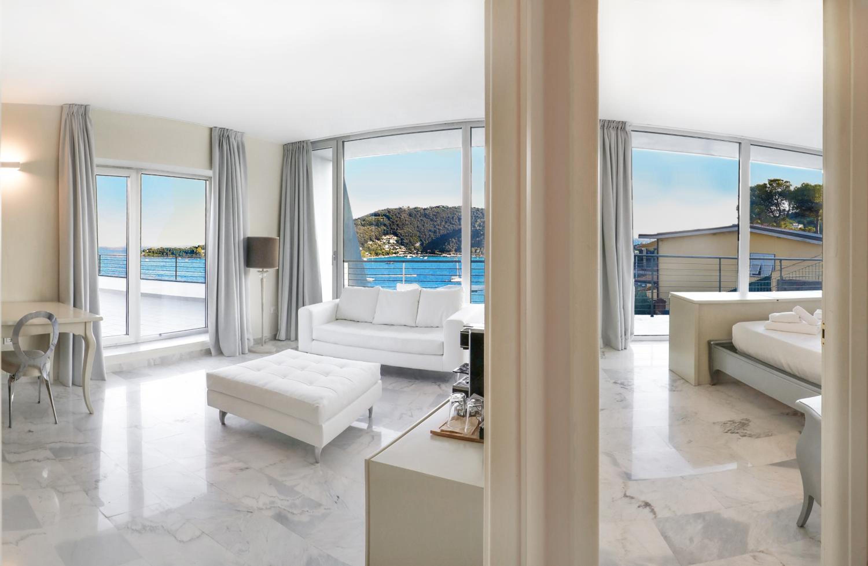 Deluxe Suite with Sea View - Photo 4