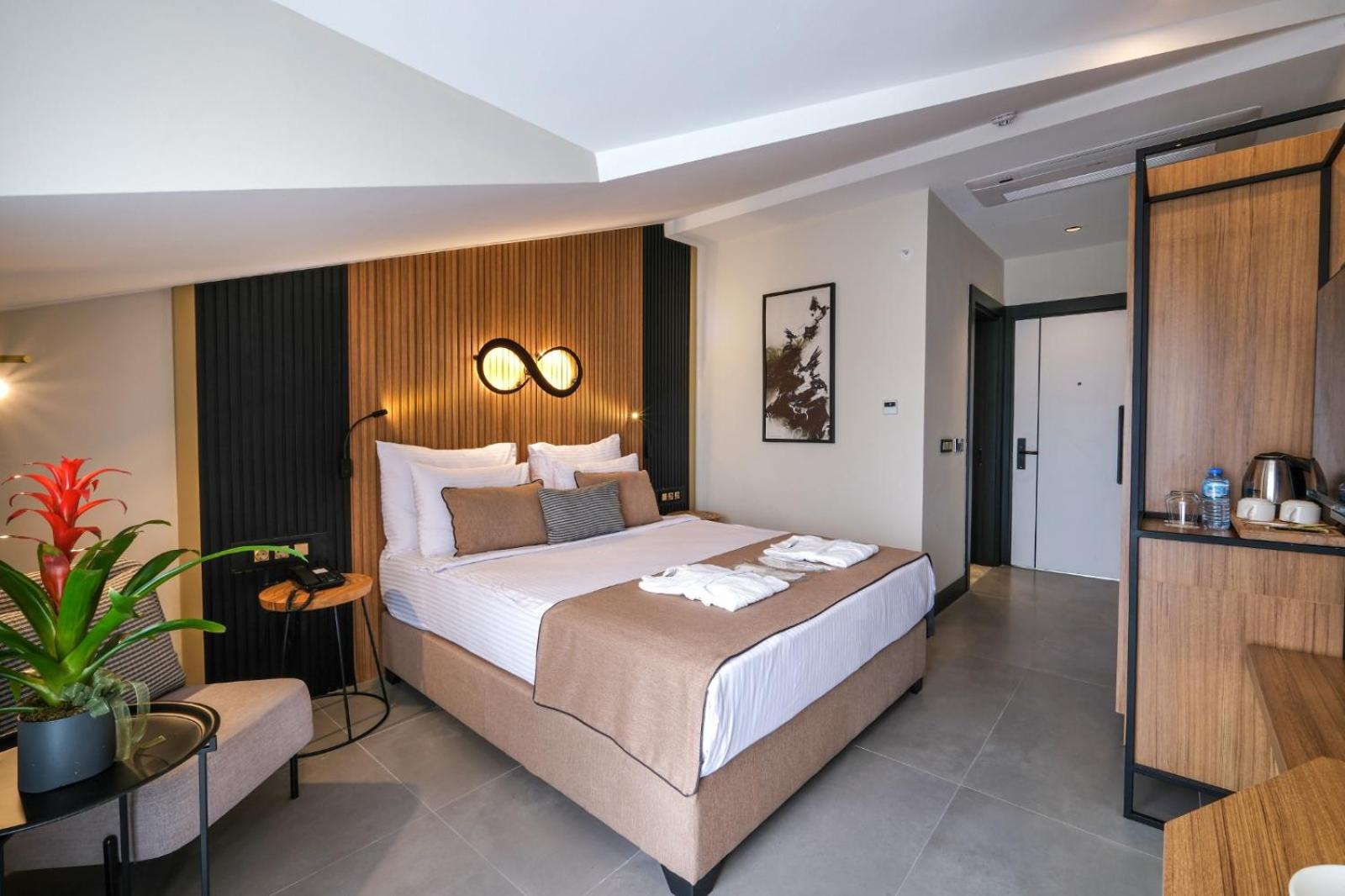 Connecting Suite with One King Bed and Two Twin Beds photo 1