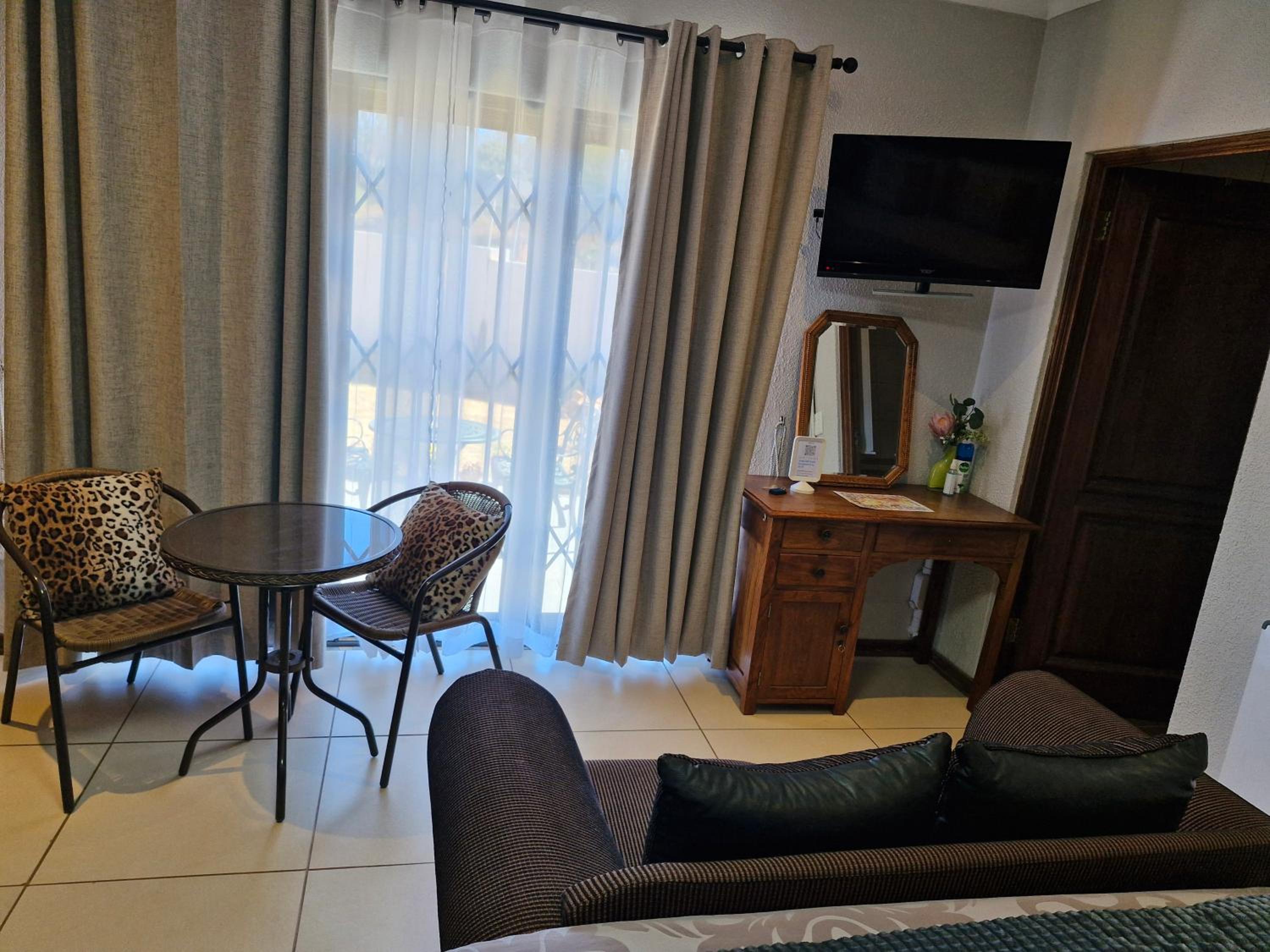Double Room with Patio - Photo 2