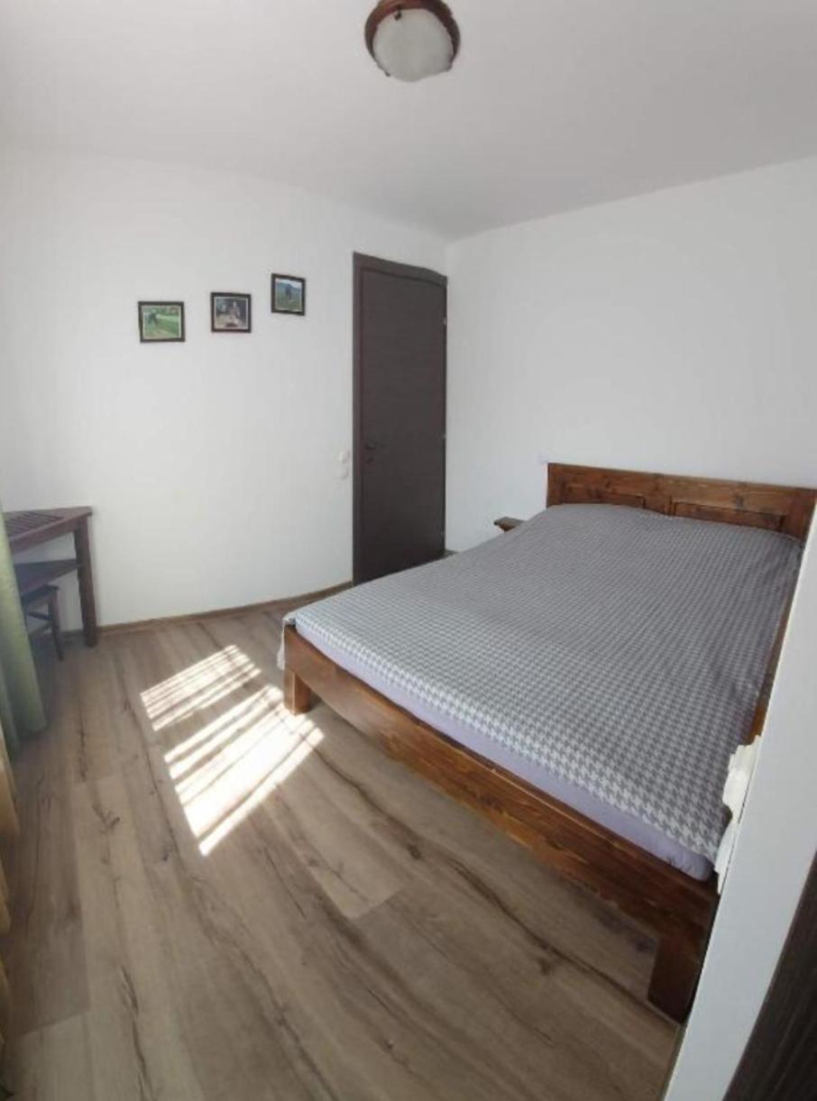 Five-Bedroom House photo 1